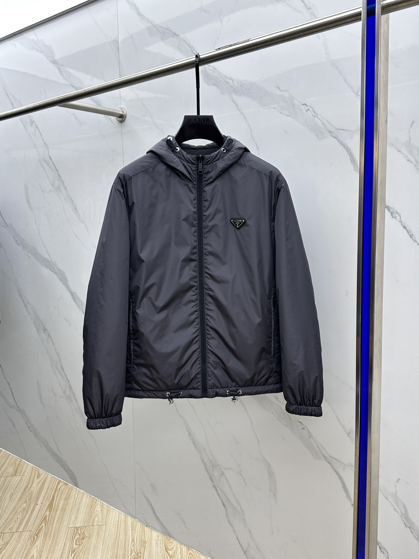 NO:520445,Prad*Prada 2025ss autumn and winter new P home hooded double-sided cotton jacket. A jacket with a classic design and great appearance, and the quality is even more unscrupulous. You can buy it directly. You can't get it right! Through the detailed pictures, you can feel its powerful aura, and the warm-concentration effect is significant, so you don’t have to worry about the chill at all! It is both fashionable and functional, and the whole style looks more luxurious and elegant! hs size 48-56, prada, prada, jackets & coats, hats, alexander wang19860909Prad*普拉达 2025ss秋冬新款P家连帽双面棉服外套.经典设计感与颜值爆棚的外套,品质更是无法挑剔品控可以直接入手,不容过错的高端臻品！通过细节图片便可感受到它强悍的气场,聚温保暖效果显著,完全不用担心会有一点寒意！时尚与功能性兼备,整款显得更加的奢华大气！hs 尺码48-56,,prada,prada,jackets & coats,hats,alexander wang,Men's clothing