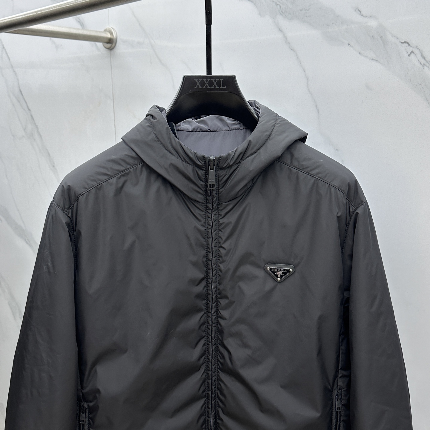 🆕Prad*普拉达 2025ss秋冬新款P家连帽双面棉服外套。经典设计感与颜值爆棚的外套，品质更是无法挑