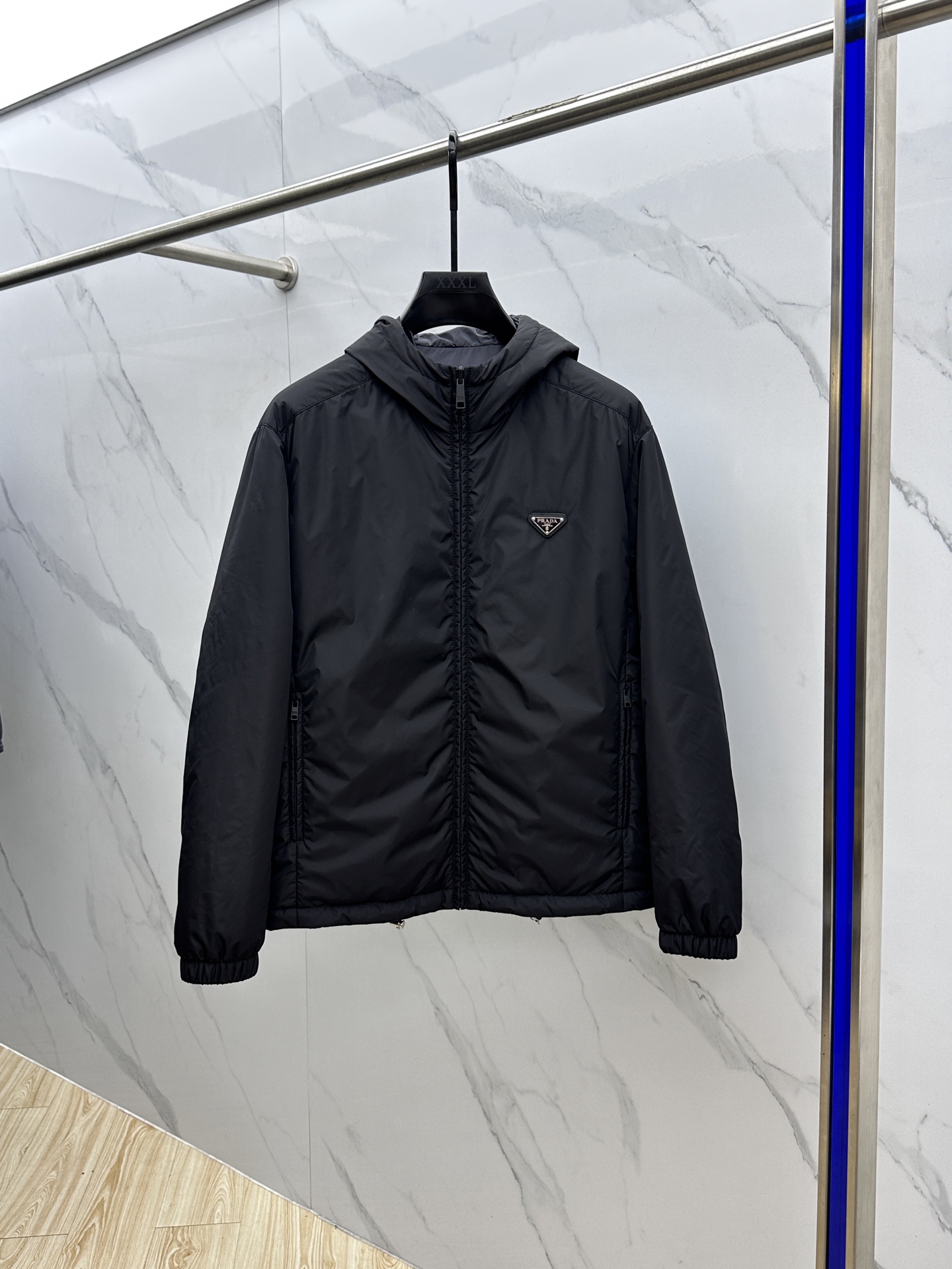 🆕Prad*普拉达 2025ss秋冬新款P家连帽双面棉服外套。经典设计感与颜值爆棚的外套，品质更是无法挑