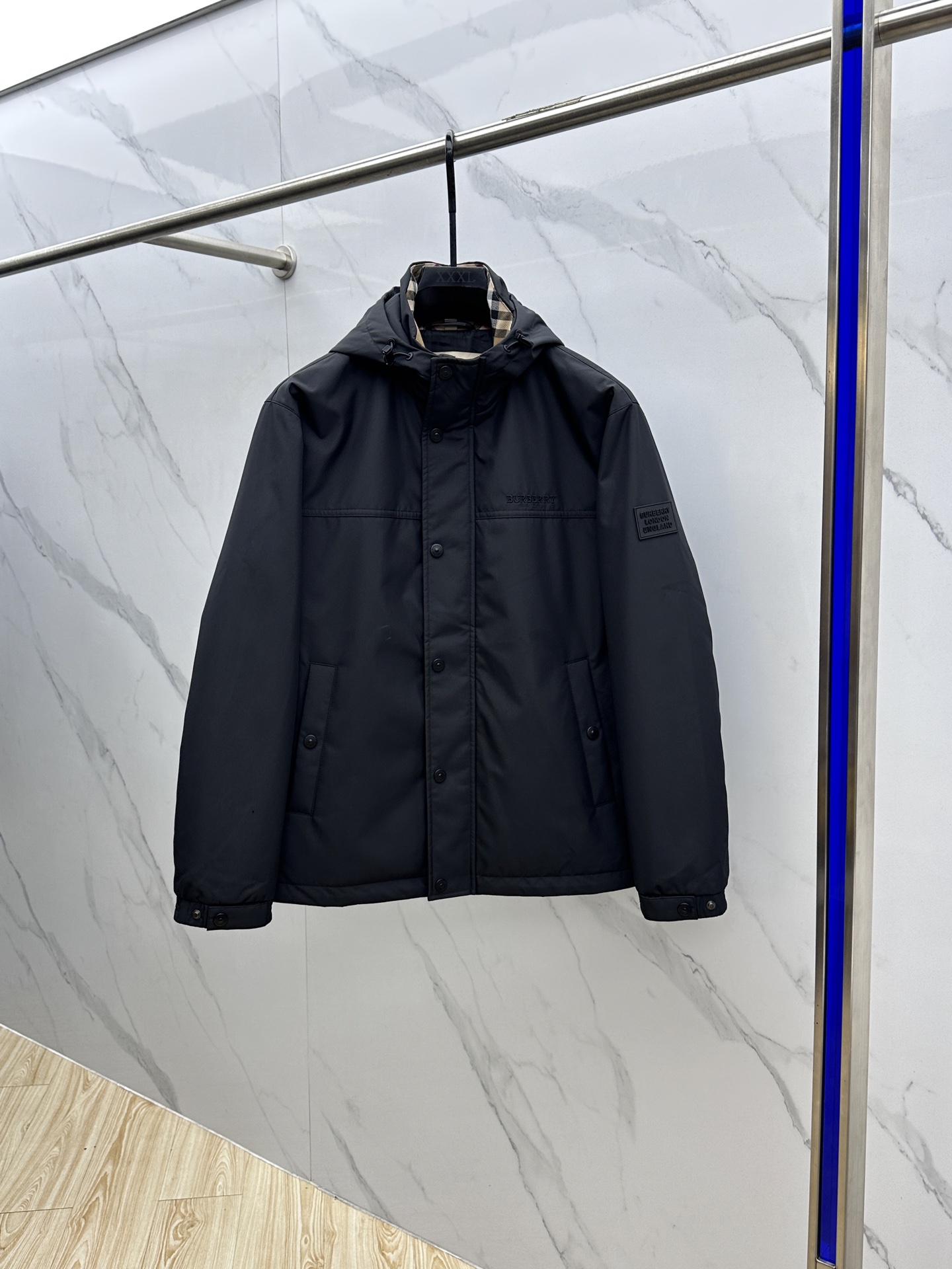 NO:520448,Burberry Burberry 2025ss hooded casual cotton jacket with hooded hooded cotton jacket with letter logo embroidered cotton jacket, metal logo high-end quality, breathable and comfortable to fit into fabric. The logo adopts the current popular embroidery design, the upper body is handsome and stylish, not restrained at all, and the upper body is super comfortable!  The whole piece is super cool and upscale!  The upper body is not thick, showing the fashionable and personalized atmosphere!  hs code count: M-XXXL, burberry, burberry, jackets & coats, hats, alexander wang19860909Burberry巴宝莉 2025ss秋冬最新款巴宝莉连帽休闲棉衣外套 字母logo刺绣款棉衣外套,金属logo高端品质、透气舒适合成面料,Logo采用时下流行刺绣设计,上身帅气有型,一点不拘束、上身超级舒适！整件超级酷炫上档次！上身不厚重,尽显时尚个性气息！hs 码数:M-XXXL,,burberry,burberry,jackets & coats,hats,alexander wang,Men's clothing