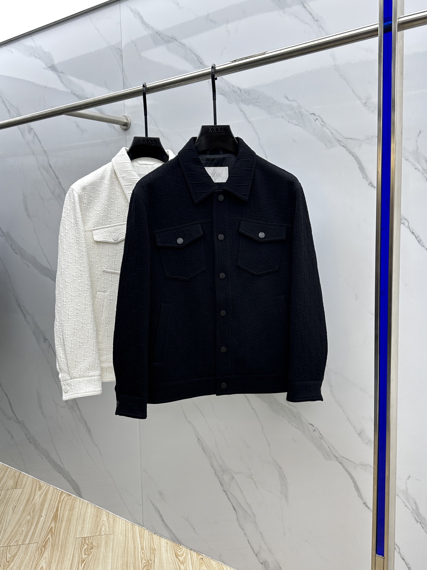 NO:520428,Dior* Dior 2025ss fall and winter latest Dior lapel casual jacket, high-end quality, woolen jacquard fabric, and the shape fabric hardware are customized 1:1 in the counter, breathable and comfortable, suitable for fabrics. The logo adopts the current popular embroidery design, the upper body is handsome and stylish, without any restraint, and the upper body is super comfortable!  The whole piece is super cool and upscale!  The upper body is not thick, showing the fashionable and personalized atmosphere!  hs code count: M-XXXL,,dior,dior,jackets & coats,alexander wang19860909Dior*迪奥 2025ss秋冬最新款 迪奥翻领休闲外套 高端品质、毛呢提花面料,版型面料五金都是专柜1:1定制,透气舒适合成面料,Logo采用时下流行刺绣设计,上身帅气有型,一点不拘束、上身超级舒适！整件超级酷炫上档次！上身不厚重,尽显时尚个性气息！hs 码数:M-XXXL,,dior,dior,jackets & coats,alexander wang,Men's clothing