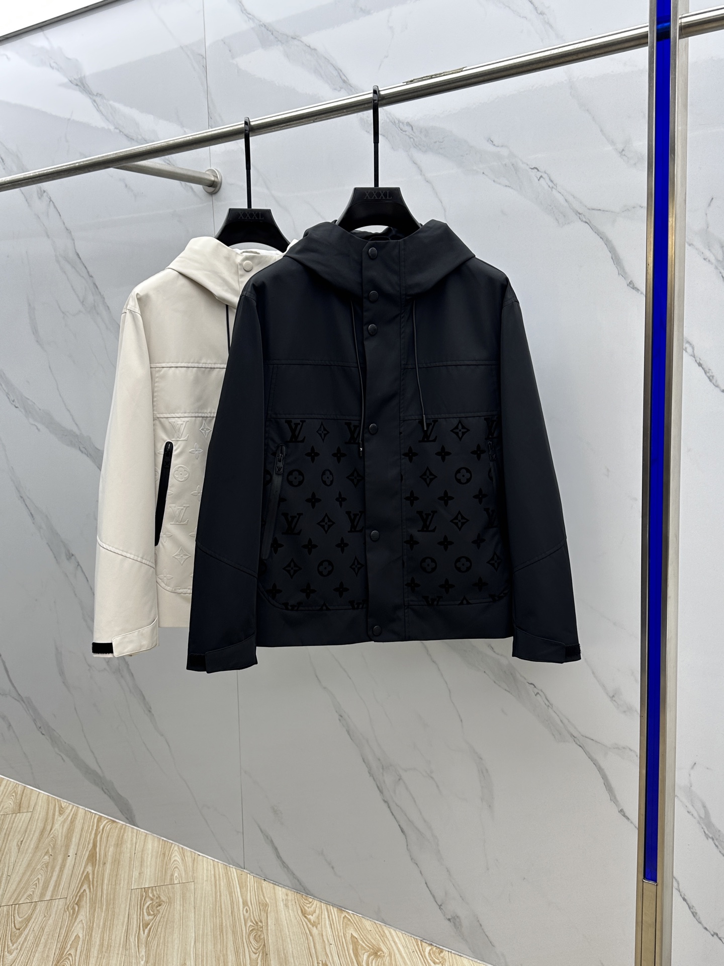 NO:520431,1V* Louis Vuitton 2025ss early autumn new style released donkey brand hooded jacket jacket, letters presbyopia, autumn popular jacket, comfortable and slim, lazy and casual, combined with clean and simple colors, it is particularly pleasing to look at, suitable for daily wear~ I love to launch sports items embellished with vitality prints!  hs size M-3XL, louis vuitton,louis vuitton,jackets & coats,jackets & coats,hats,alexander wang198609091V*路易威登 2025ss早秋新款发布驴牌连帽夹克外套,字母老花 秋季爆款外套,穿上就是舒适自在又显瘦的存在,慵懒而随性,结合干净简单的色系就特别耐看,适合日常穿着~倾情推出缀饰活力印花的运动单品！hs 尺码M-3XL,,louis vuitton,louis vuitton,jackets & coats,jackets & coats,hats,alexander wang,Men's clothing