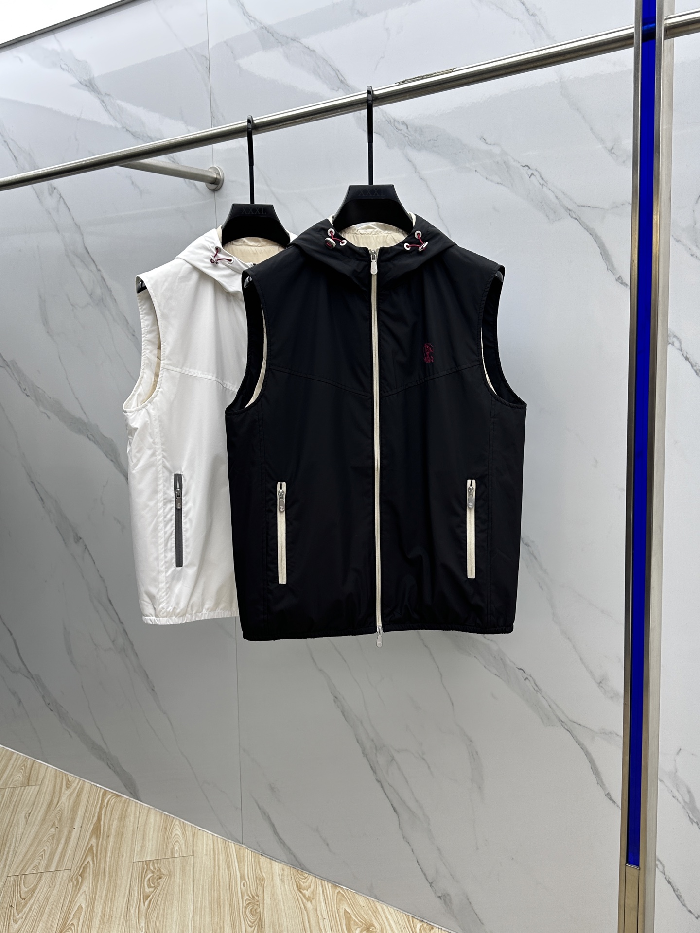 NO:520434,BC 2025ss autumn and winter new original single hooded vest, classic hot version, simple and fashionable and versatile, chest brand logo embroidery logo, soft and delicate touch, comfortable upper body, customer supply original imported engraving hardware accessories, OEM fine made hs code M-3XL,,hats,alexander wang19860909BC 2025ss秋冬新款原单连帽马甲 经典爆款版本 简洁时尚百搭 胸前品牌logo刺绣标识 手感柔软细腻 上身舒适 客供原版进口刻字五金辅料配件,代工厂精细做hs 码数M-3XL,,hats,alexander wang,Men's clothing