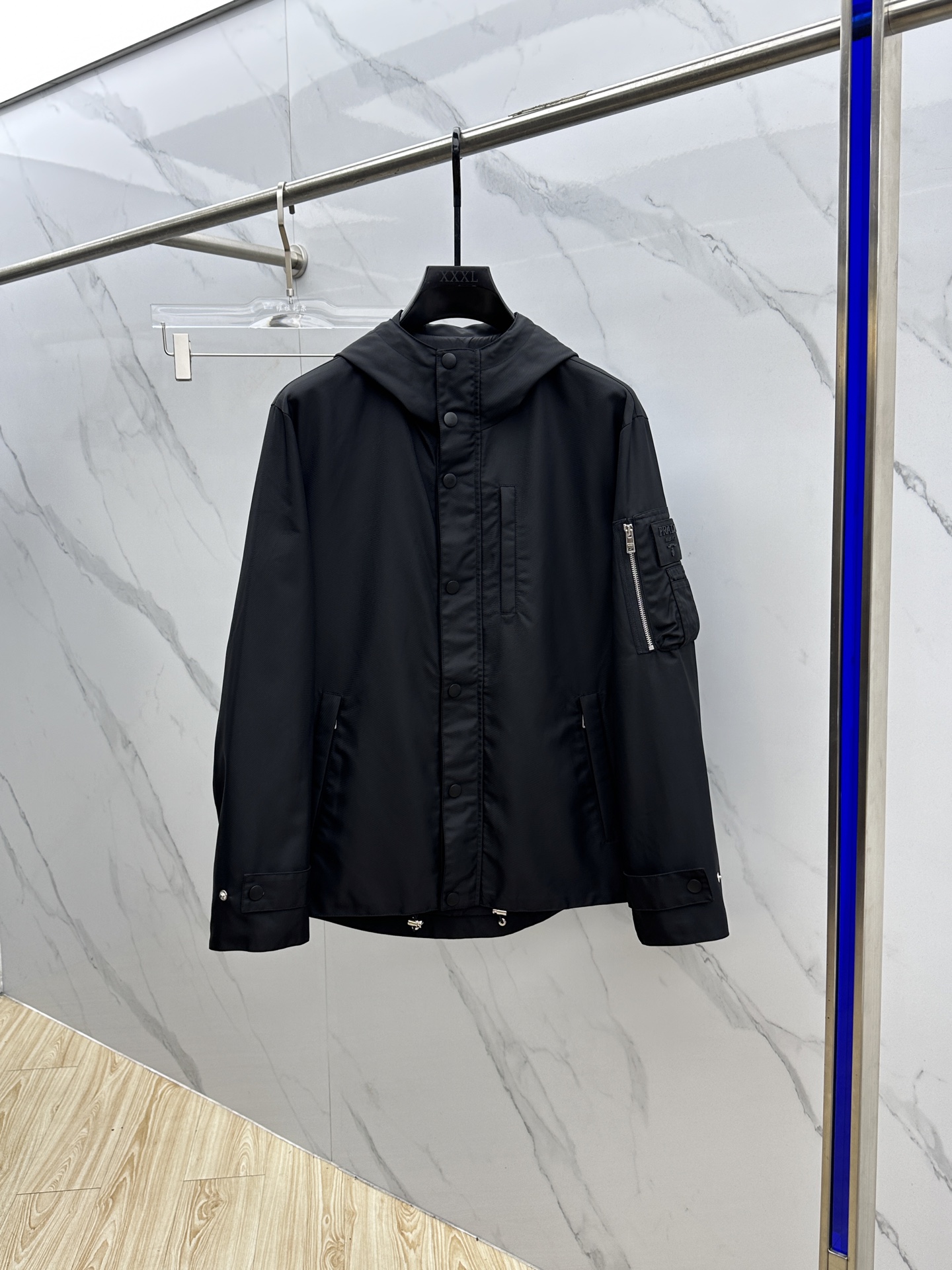 NO:515349,Prada* Prada 2025ss autumn and winter new style is released. Prada hooded jacket, a popular autumn hooded jacket, it is comfortable and comfortable to wear, lazy and casual, combined with clean and simple colors, it is particularly pleasing to look at. It is suitable for daily wear~ I love to launch sports items embellished with vitality prints!  hs size M-3XL complete three standards, prada, prada, jackets & coats, jackets & coats, hats, alexander wang19860909Prada*普拉达 2025ss秋冬新款发布 普拉达连帽夹克外套,秋季爆款连帽夹克,穿上就是舒适自在又显瘦的存在,慵懒而随性,结合干净简单的色系就特别耐看,适合日常穿着~倾情推出缀饰活力印花的运动单品！hs 尺码M-3XL 三标齐全,,prada,prada,jackets & coats,jackets & coats,hats,alexander wang,Men's clothing