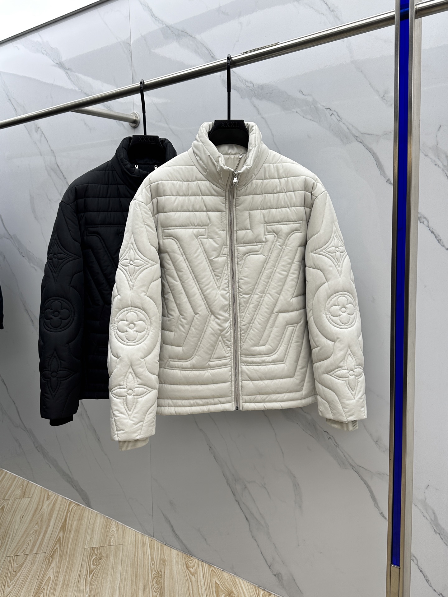 NO:515353,Cotton Clothes 1V* Louis Vuitton High-version 2025AW autumn and winter new diamond-shaped cotton jacket. This diamond-shaped cotton jacket adopts a pleated cotton design, which feels very comfortable. It is not only warm but also high-end. The button-style opening and closing can better highlight the temperament of the clothes. The upper body is fashionable and versatile, and it is in line with various daily outfits. It is one of the must-have items in winter. Highly recommended!  hs size M-3XL, louis vuitton,jackets & coats,alexander wang19860909棉服1V*路易威登 高版本 2025AW秋冬新款菱型格棉外套,这款菱型格棉服外套采用裥棉设计,手感非常舒服,不仅保暖还上档次,纽扣式式开合更能凸显衣服的气质,上身时尚百搭,符合日常各种穿搭,是冬季的必备佳品之一.强烈推荐！hs 尺码M-3XL,,louis vuitton,jackets & coats,alexander wang,Men's clothing