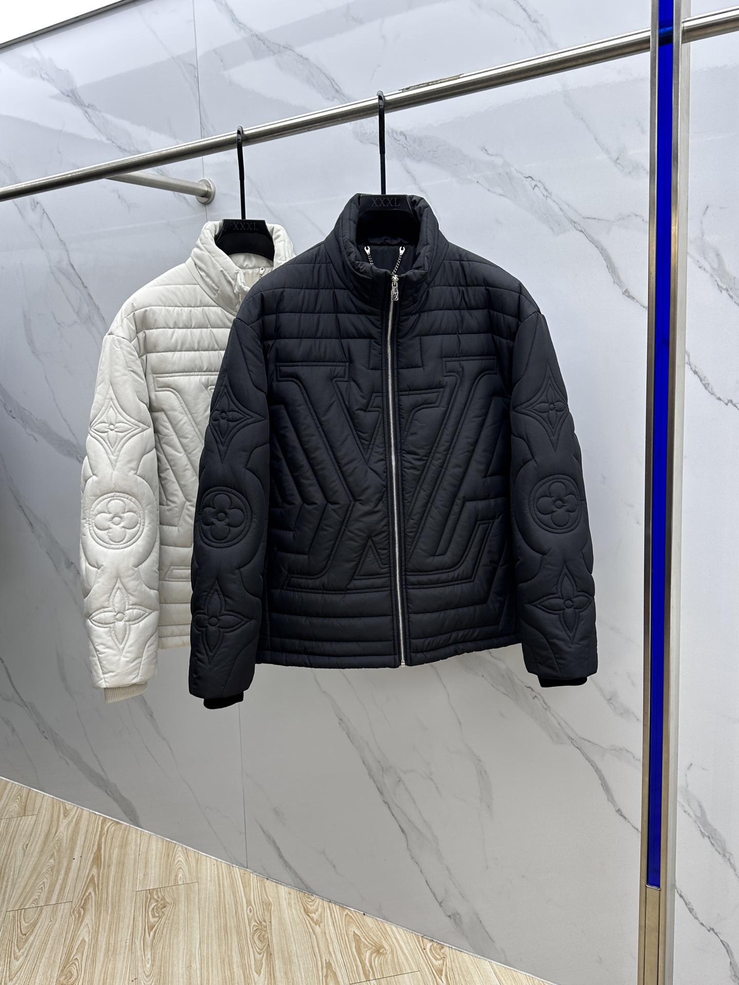 NO:565998,Cotton Clothes 1V*Louis Vuitton High Version 2025AW Autumn and Winter New Diamond Check Cotton Jacket. This diamond check cotton jacket is designed with pleated cotton. It feels very comfortable. It is not only warm but also classy. The button-type opening and closing can highlight the temperament of the clothes. The upper body is fashionable and versatile, suitable for various daily wear. It is one of the must-have products in winter. Highly recommended!  hs size M-3XL,,louis vuitton,jackets & coats,alexander wang19860909棉服1V*路易威登 高版本 2025AW秋冬新款菱型格棉外套,这款菱型格棉服外套采用裥棉设计,手感非常舒服,不仅保暖还上档次,纽扣式式开合更能凸显衣服的气质,上身时尚百搭,符合日常各种穿搭,是冬季的必备佳品之一.强烈推荐！hs 尺码M-3XL,,louis vuitton,jackets & coats,alexander wang,Men's clothing