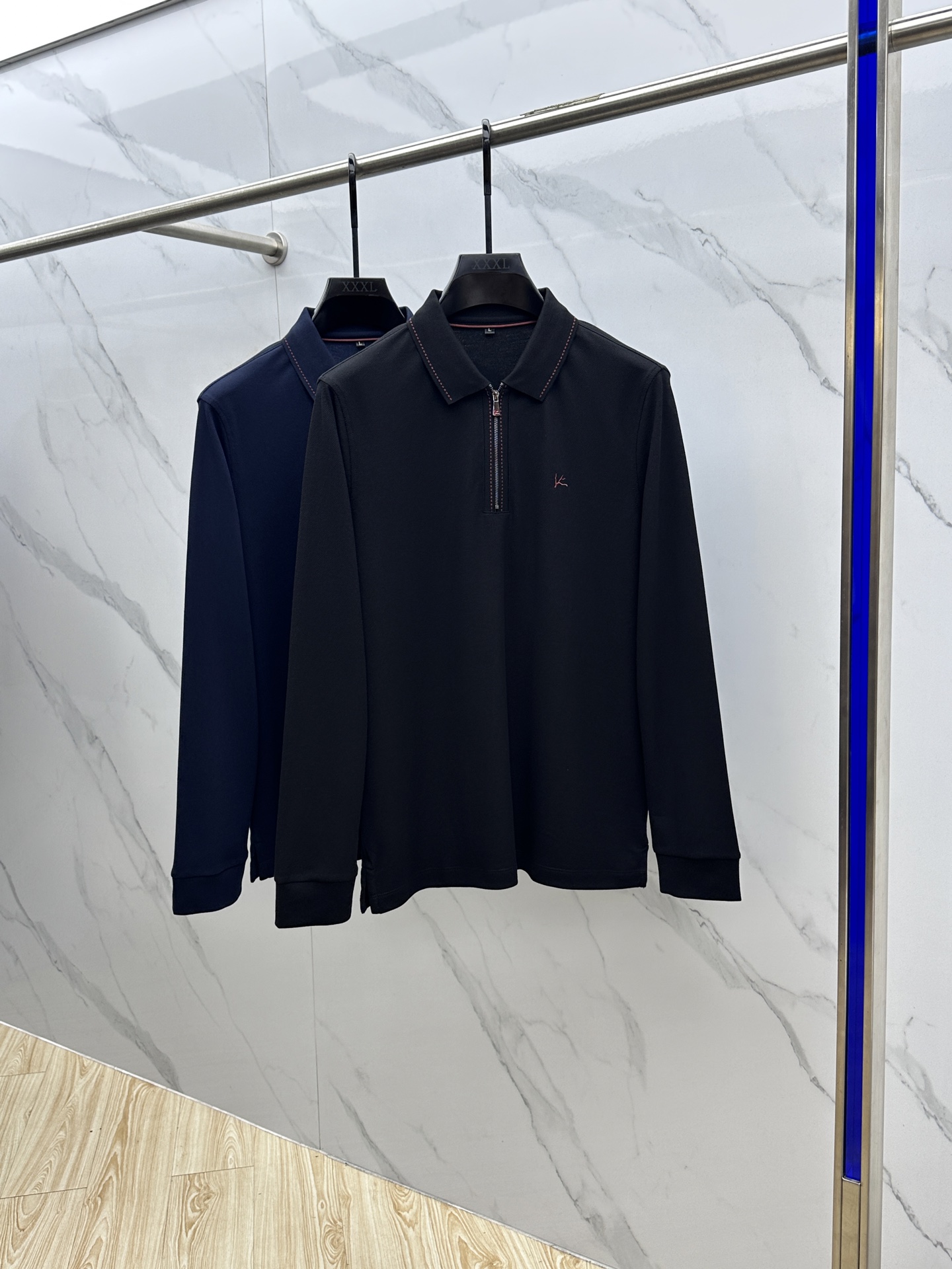 NO:515361,ISAIA Italian brand 2025 autumn and winter new men's logo short-sleeved polo shirt, continuing the classic business casual lapel POLO shirt. This Polo shirt is made of mercerized double-sided cotton bead floor fabric, and the timeless design can transcend fashion trends. The classic style, the brand LOGO three-dimensional and unique, making the overall more detailed. The combination style, the fabric is made of all-cotton beaded material, comfortable, skin-friendly, breathable, and is a very practical wear for daily commuting and leisure. Highly recommended.nb Size M-3XL,,T-shirt,alexander wang19860909ISAIA 意大利品牌 2025秋冬新款男士标识短袖polo衫,延续经典商务休闲翻领POLO恤.该款Polo衫采用丝光双面棉质珠地面料制成,隽永设计可跨越时尚潮流.经典款型,品牌LOGO立体别致,让整体更具细节感 合体的版型,面料采用全棉珠地料,舒适,亲肤,透气好,平时通勤休闲都很实穿的一款 强烈推荐.nb 尺码M-3XL,,T-shirt,alexander wang,Men's clothing