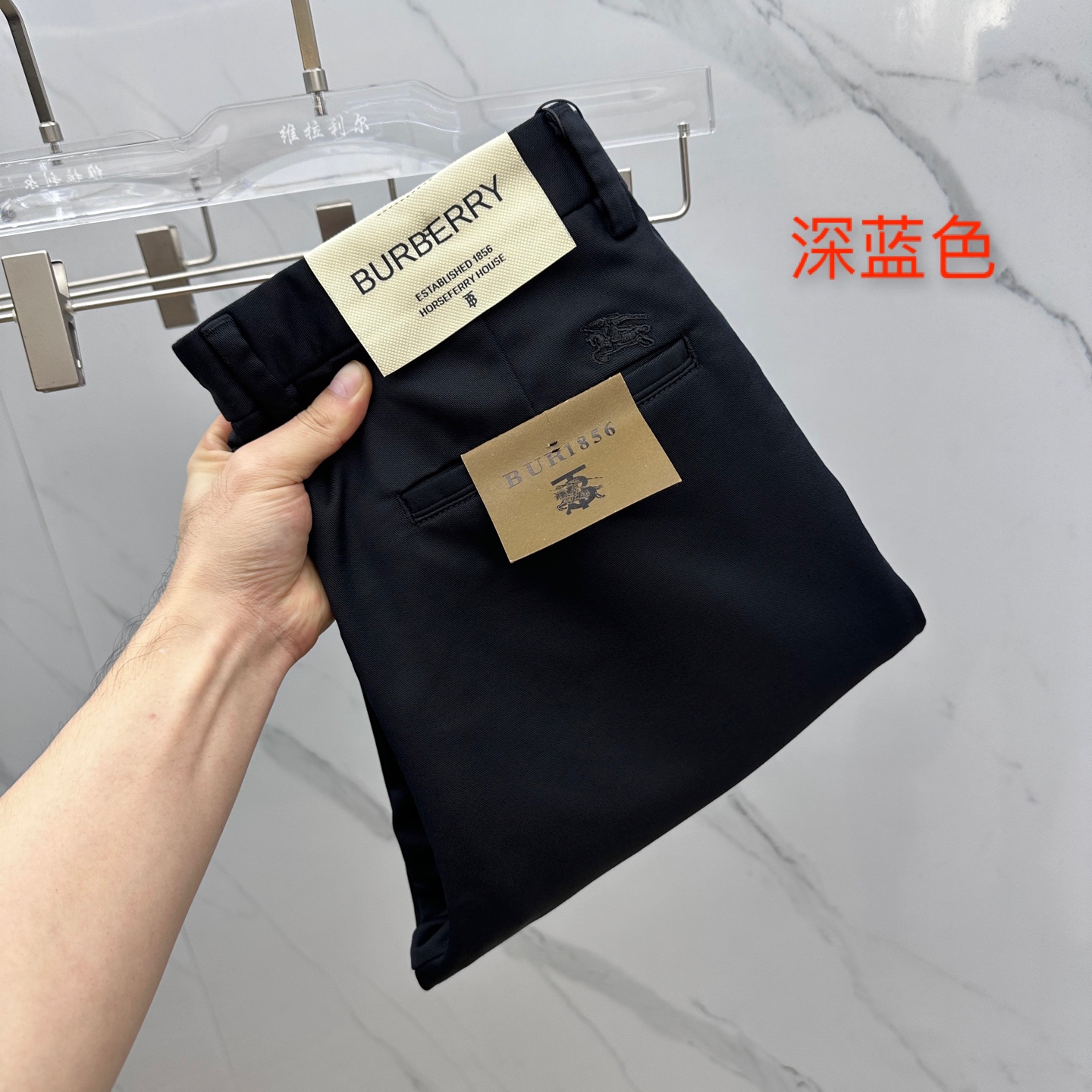 NO:518423,Burberry* Burberry 2025 early autumn new casual pants and trousers, released simultaneously on the official website, trouser body craft design, imported customer-supplied auxiliary materials, fabric customization, and OEM products are free of inspection!  Every detail is the ultimate, the original hardware accessories are trendy and stylish, and they are a must-have item for trendy people!  Original AX production!  Number of codes 29-40 has 35 no 37. 39, burberry, burberry, alexander wang19860909Burberry*巴宝莉 2025早秋新品休闲裤西裤,官网同步发售,裤身工艺设计,进口客供辅料、面料定制,代工厂出品免检！每个细节做到极致,原版五金配件,潮范十足、上身有型帅气,潮人必备单品！ AX原单出品！ 码数29-40有35无37. 39,,burberry,burberry,alexander wang,Men's clothing