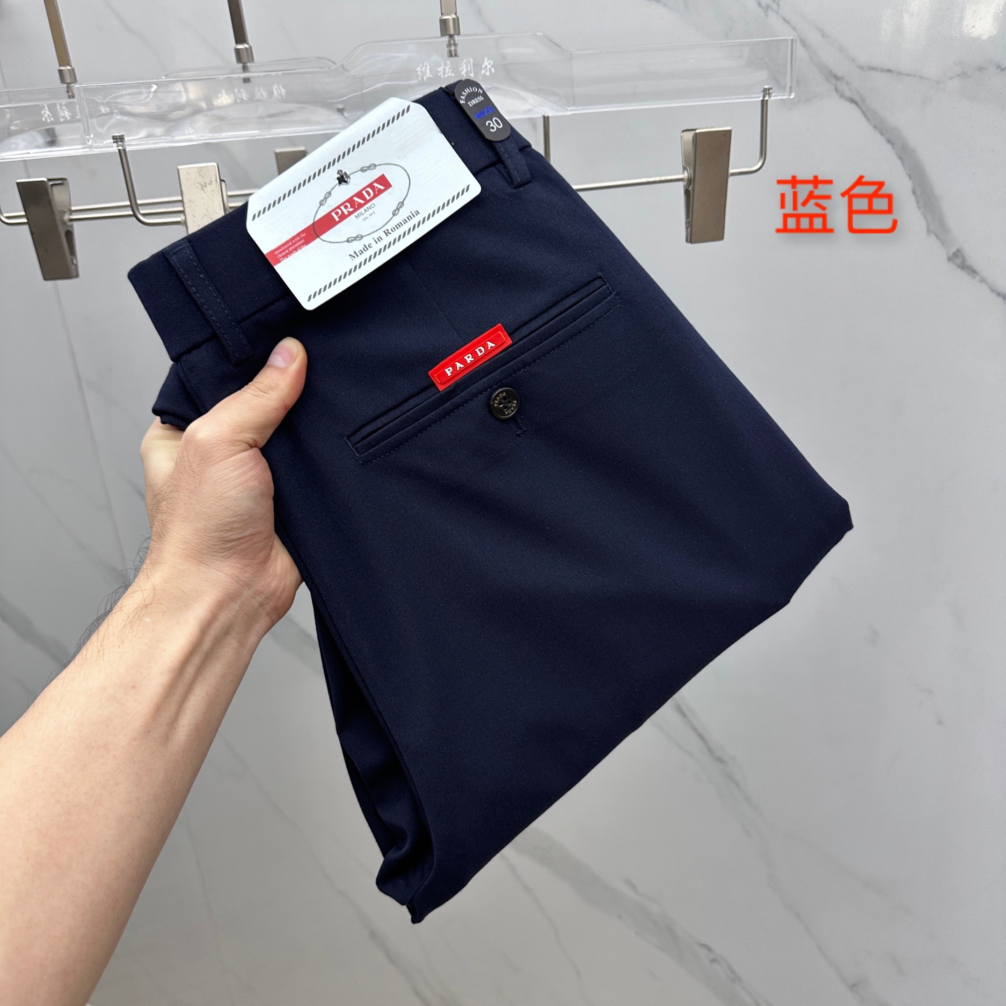 NO:518425,Prad*Prada 2025 early autumn new casual pants and trousers, released simultaneously on the official website, trouser body craft design, imported customer-supplied auxiliary materials, fabric customization, and OEM products are free of inspection!  Every detail is the ultimate, the original hardware accessories are trendy and stylish, and they are a must-have item for trendy people!  Original AX production!  Number of codes 29-40 has 35 no 37. 39, prada, prada, alexander wang19860909Prad*普拉达 2025早秋新品休闲裤西裤,官网同步发售,裤身工艺设计,进口客供辅料、面料定制,代工厂出品免检！每个细节做到极致,原版五金配件,潮范十足、上身有型帅气,潮人必备单品！ AX原单出品！ 码数29-40有35无37. 39,,prada,prada,alexander wang,Men's clothing