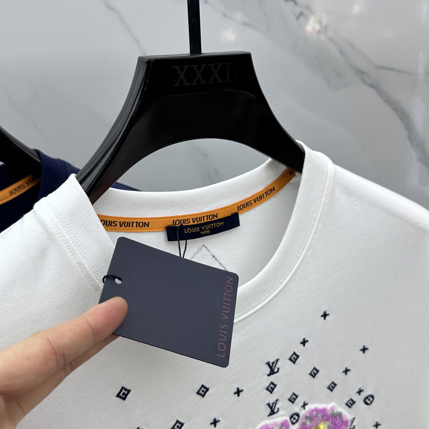  🆕1V*路易威登 25ss新款棉质 T 恤撷取 Pharrell Williams 与 Nigo 为 