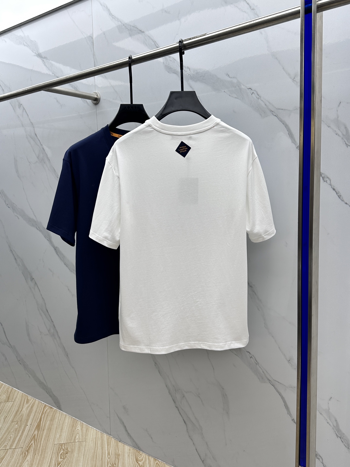  🆕1V*路易威登 25ss新款棉质 T 恤撷取 Pharrell Williams 与 Nigo 为 