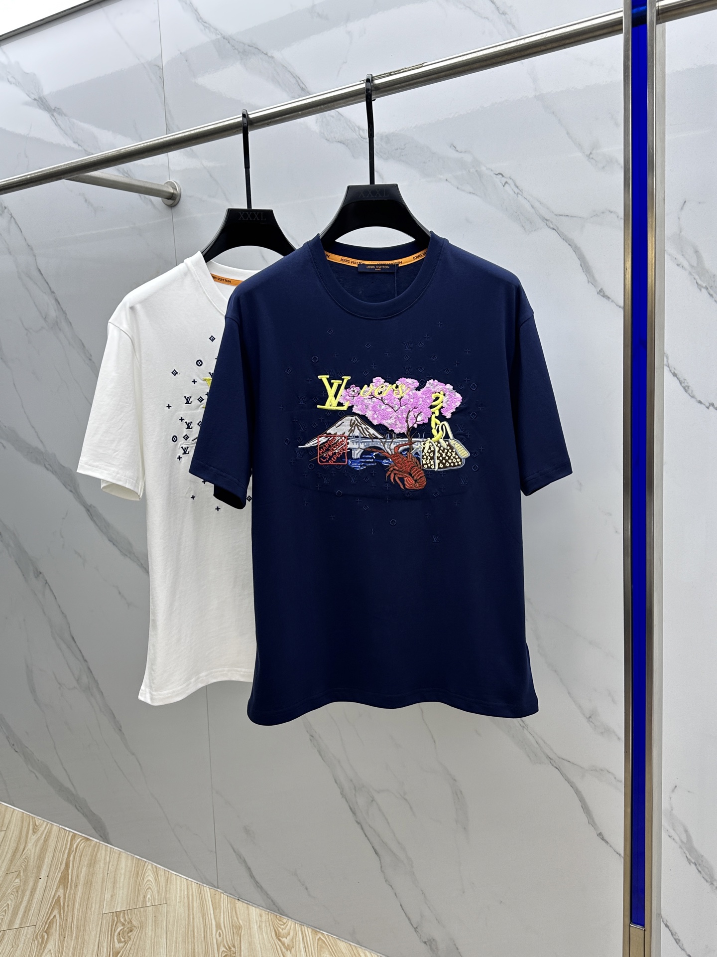 NO:516868,1V* Louis Vuitton 25ss new cotton T-shirt capture Pharrell Williams and Nigo jointly created for the 2025 autumn and winter series, using a variety of embroidery needles to depict the vibrant beauty, showing the interesting fusion of Japanese traditional culture and brand elements. The low-key Monogram embroidery under the pattern adds delicate texture. Hei code number M-3XL,,louis vuitton,alexander wang198609091V*路易威登 25ss新款棉质 T 恤撷取 Pharrell Williams 与 Nigo 为 2025 秋冬系列联袂创作的图案,以多种刺绣针法描绘活力盎然的美景,展现日本传统文化与品牌元素的妙趣融合.图案下方的低调 Monogram 刺绣再添细腻肌理.hei 码数M-3XL,,louis vuitton,alexander wang,Men's clothing