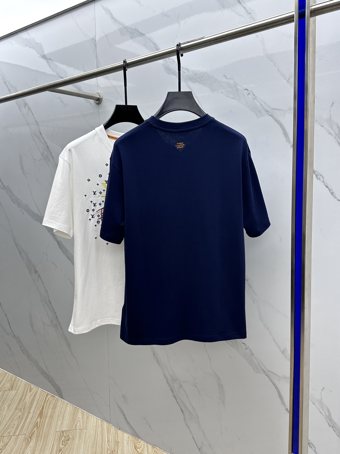  🆕1V*路易威登 25ss新款棉质 T 恤撷取 Pharrell Williams 与 Nigo 为 