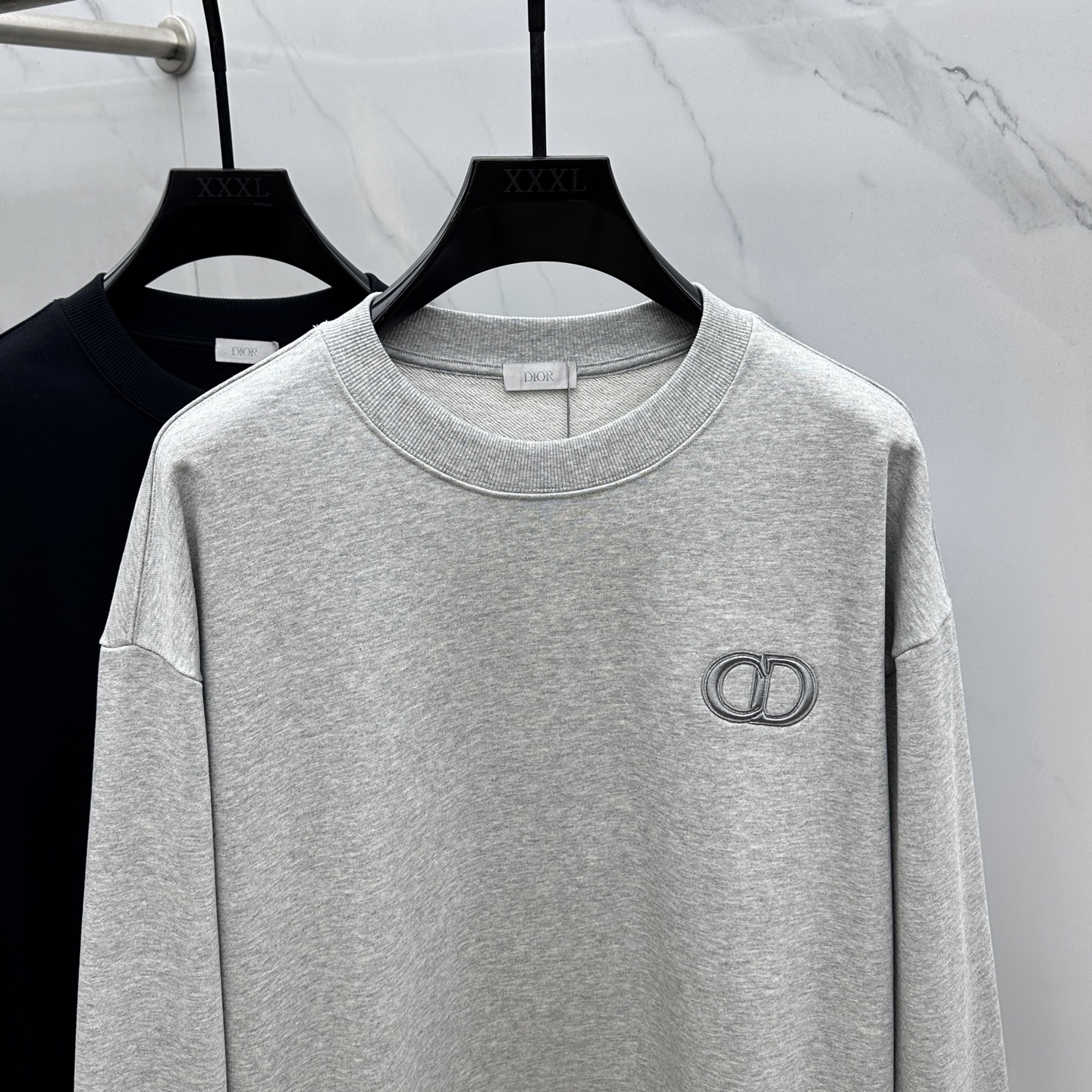  🆕Dior*迪奥 2025SS秋冬icon徽章刺绣圆领卫衣，采用原板独家定制430克纯棉毛圈面料，质感