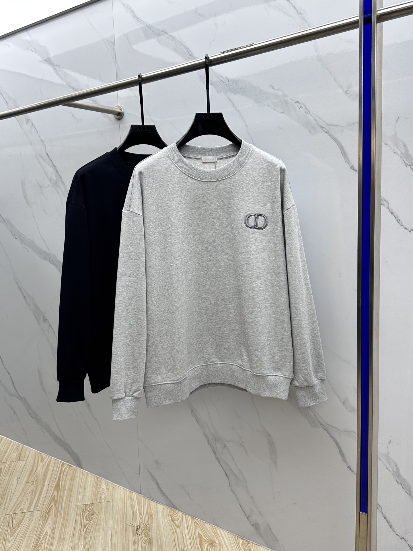  🆕Dior*迪奥 2025SS秋冬icon徽章刺绣圆领卫衣，采用原板独家定制430克纯棉毛圈面料，质感