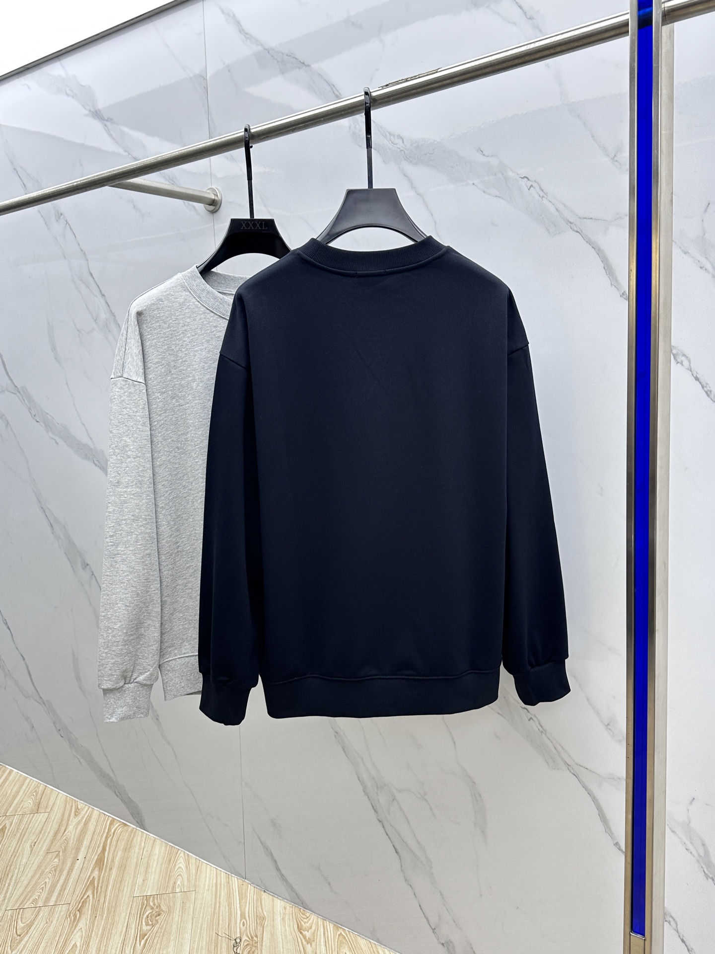  🆕Dior*迪奥 2025SS秋冬icon徽章刺绣圆领卫衣，采用原板独家定制430克纯棉毛圈面料，质感