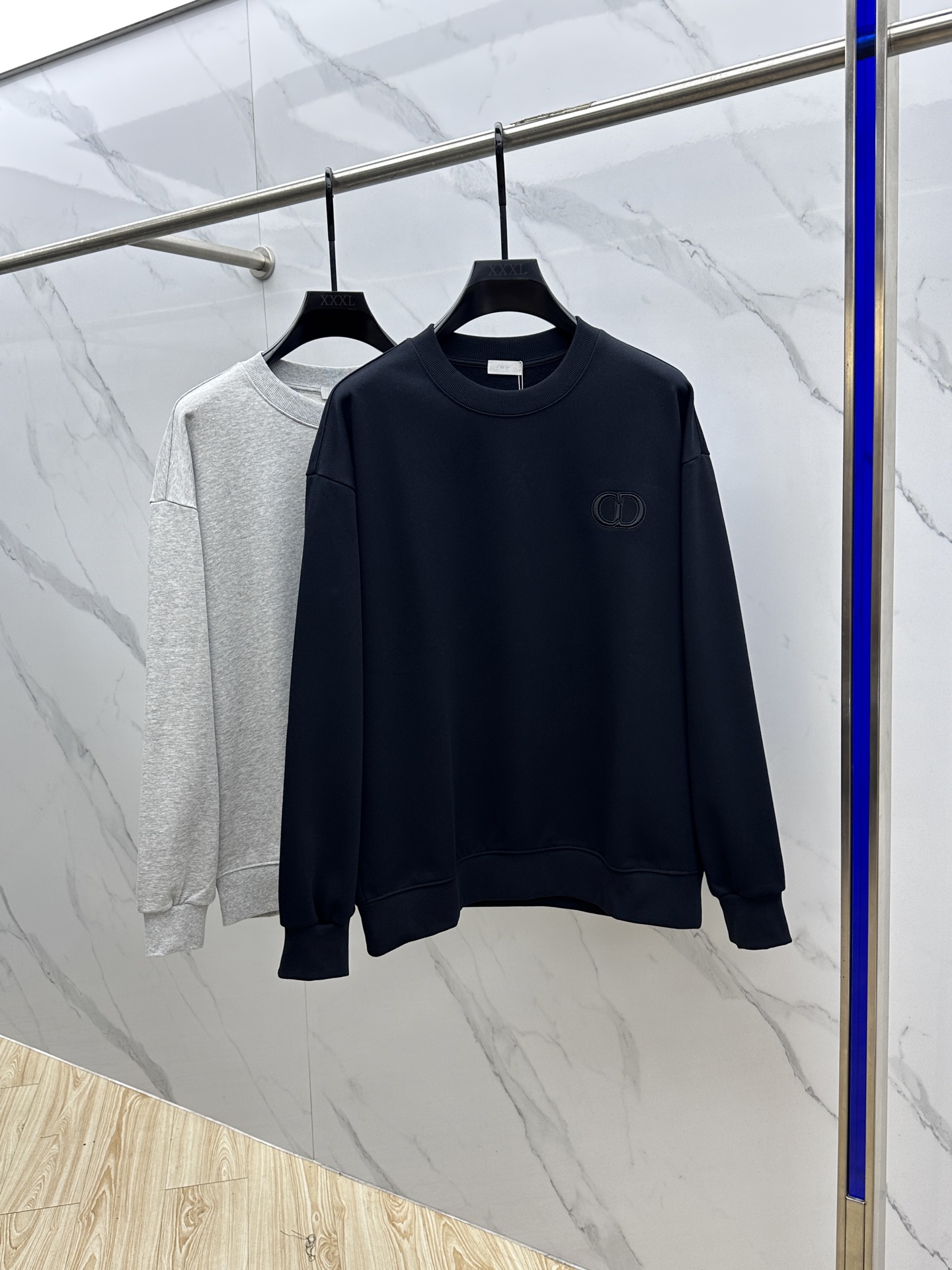 NO:516846,Dior 2025SS Autumn and Winter Icon Badge Embroidered Round-neck Sweatshirt, exclusive custom 430g pure cotton terry fabric with original board, very comfortable texture, customer-supplied fabric with 430g 2x2 threads, customized auxiliary materials, collar mark, wash mark, tag hei size S-XL,,dior,dior,hoodie,sweatshirts,alexander wang19860909Dior*迪奥 2025SS秋冬icon徽章刺绣圆领卫衣,采用原板独家定制430克纯棉毛圈面料,质感非常舒服,客供面料搭配430克2x2螺纹,定制辅料 领标 洗水唛 吊牌 hei 尺码S-XL,,dior,dior,hoodie,sweatshirts,alexander wang,Men's clothing