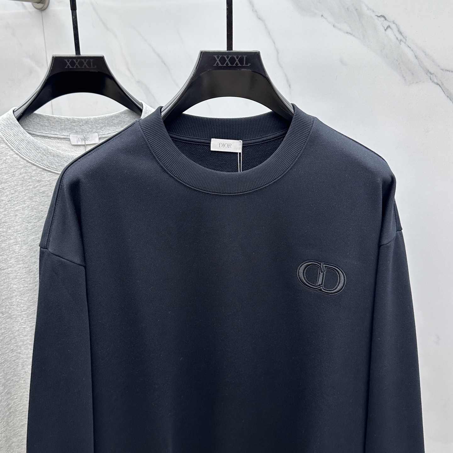  🆕Dior*迪奥 2025SS秋冬icon徽章刺绣圆领卫衣，采用原板独家定制430克纯棉毛圈面料，质感