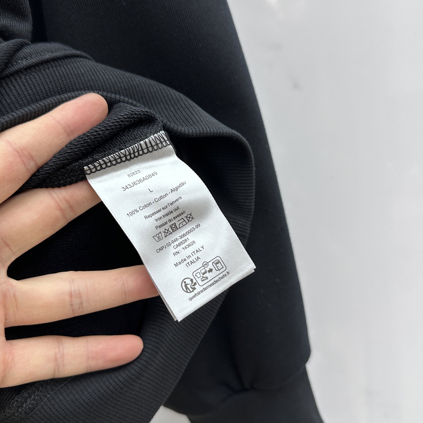  🆕Dior*迪奥 2025SS秋冬icon徽章刺绣圆领卫衣，采用原板独家定制430克纯棉毛圈面料，质感