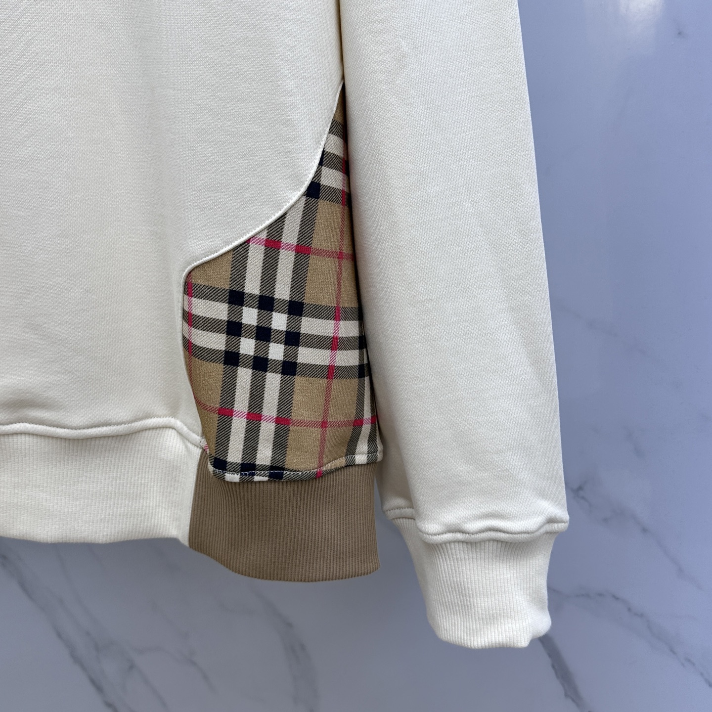  🆕Burberry*巴宝莉 2025早秋新款 经典格纹拼接纯棉圆领卫衣，拼接撞色设计， 独有的高级格纹