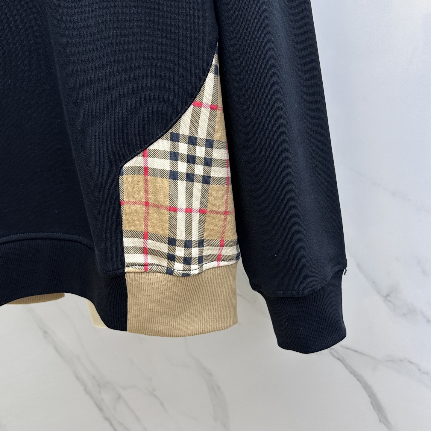  🆕Burberry*巴宝莉 2025早秋新款 经典格纹拼接纯棉圆领卫衣，拼接撞色设计， 独有的高级格纹