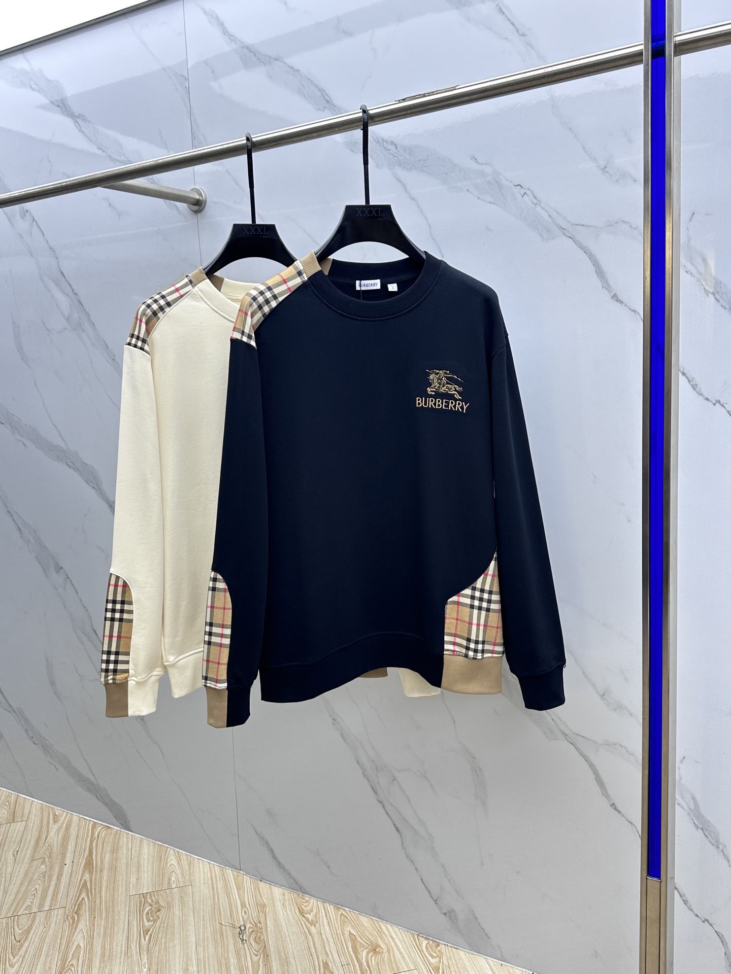 NO:516849,Burberry* Burberry 2025 early autumn new style classic plaid spliced ​​cotton round neck sweatshirt, spliced ​​contrasting design, unique high-end plaid, with brand recognition tone, using preferred double-strand cotton twill 450g pure cotton fabric, high-quality fabric is the basic condition for ensuring a hard style, regardless of attendance, daily life, leisure, home, sports, versatile eye-closing item.hei Size S-XL,,burberry,burberry,hoodie,sweatshirts,alexander wang19860909Burberry*巴宝莉 2025早秋新款 经典格纹拼接纯棉圆领卫衣,拼接撞色设计, 独有的高级格纹,极具品牌识别度的调性,采用优选双股棉纱斜纹450g纯棉面料,高克重面料是保证版型硬挺的基本条件,无论出勤,日常,休闲,居家,运动,百搭闭眼入单品.hei 尺码S-XL,,burberry,burberry,hoodie,sweatshirts,alexander wang,Men's clothing