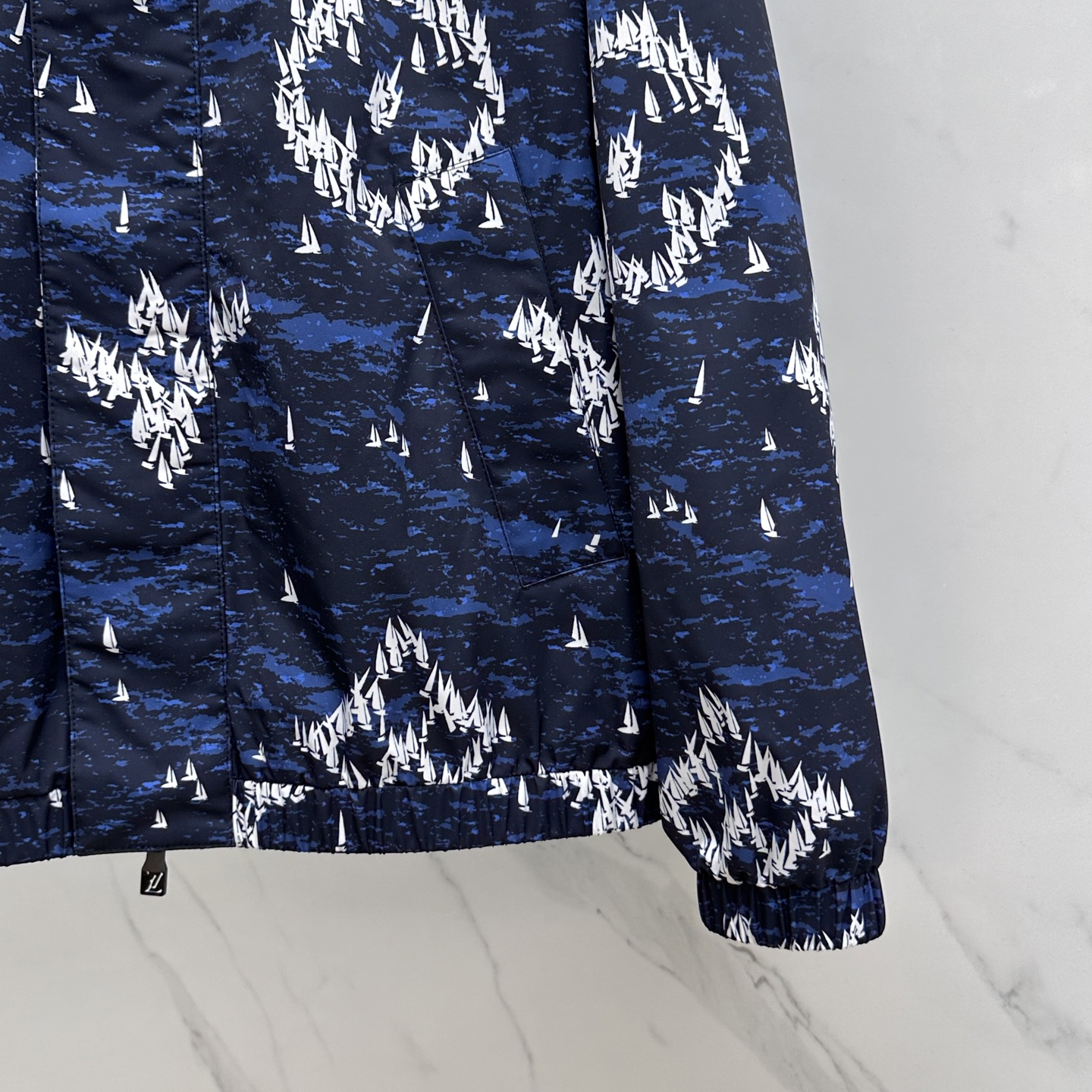 。🆕LOUIS VUITTON路易威登 深蓝色帆船印花尼龙连帽以深蓝色为底色，布满白色帆船印花图案，兼具