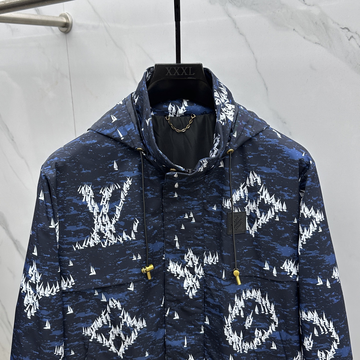 。🆕LOUIS VUITTON路易威登 深蓝色帆船印花尼龙连帽以深蓝色为底色，布满白色帆船印花图案，兼具