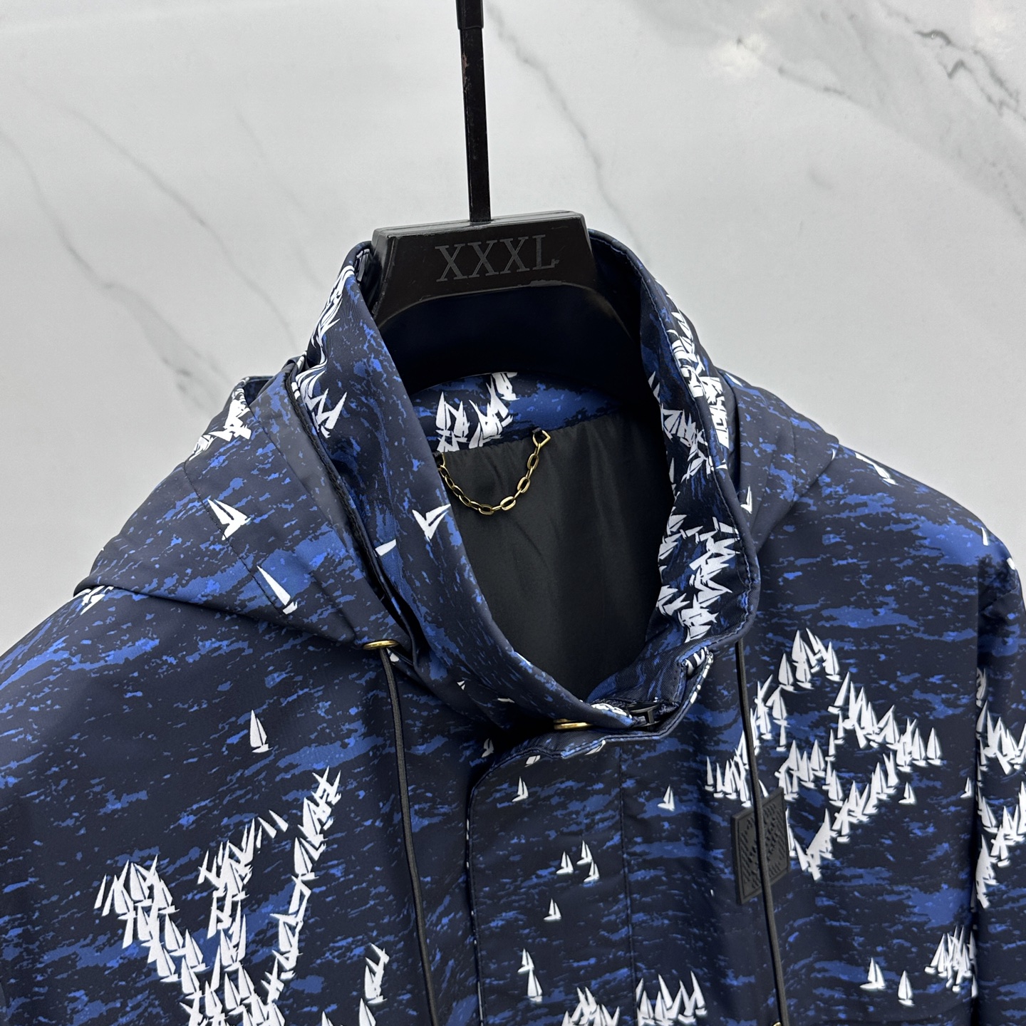 。🆕LOUIS VUITTON路易威登 深蓝色帆船印花尼龙连帽以深蓝色为底色，布满白色帆船印花图案，兼具