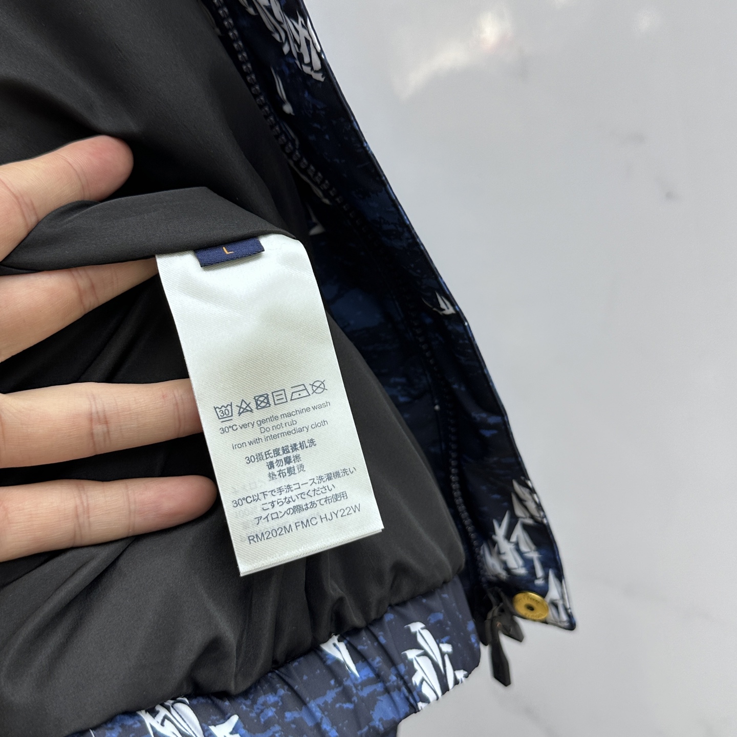 。🆕LOUIS VUITTON路易威登 深蓝色帆船印花尼龙连帽以深蓝色为底色，布满白色帆船印花图案，兼具