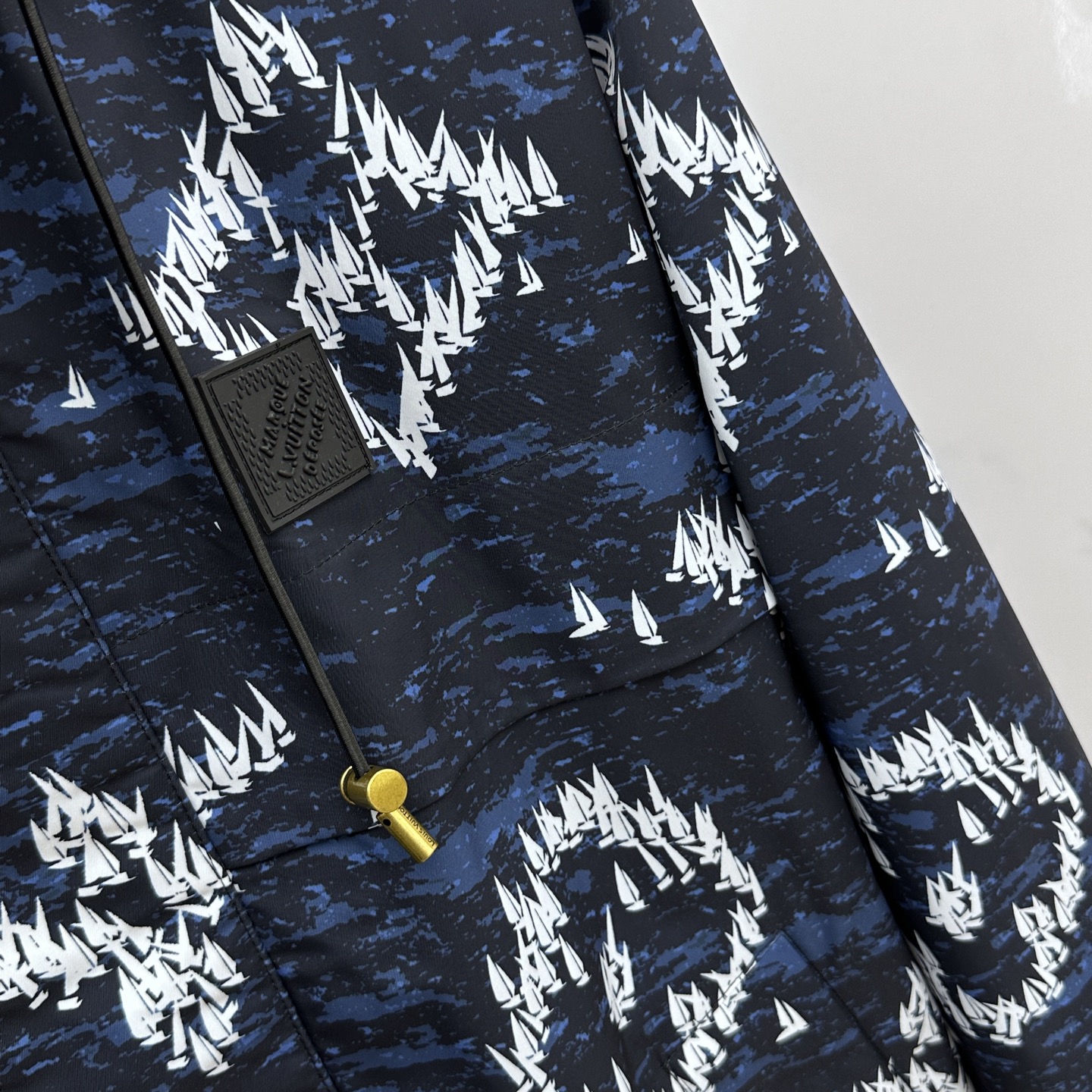 。🆕LOUIS VUITTON路易威登 深蓝色帆船印花尼龙连帽以深蓝色为底色，布满白色帆船印花图案，兼具