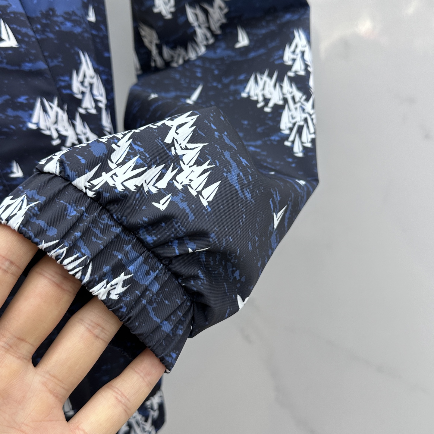 。🆕LOUIS VUITTON路易威登 深蓝色帆船印花尼龙连帽以深蓝色为底色，布满白色帆船印花图案，兼具