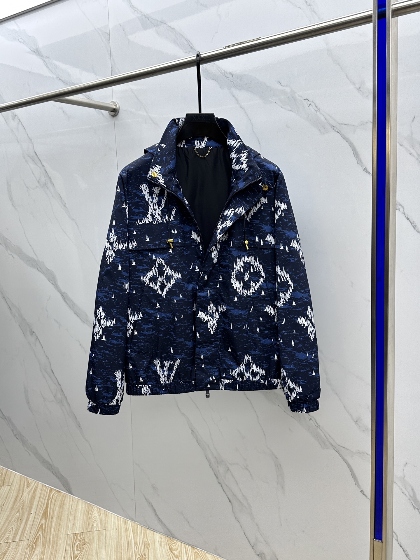 。🆕LOUIS VUITTON路易威登 深蓝色帆船印花尼龙连帽以深蓝色为底色，布满白色帆船印花图案，兼具