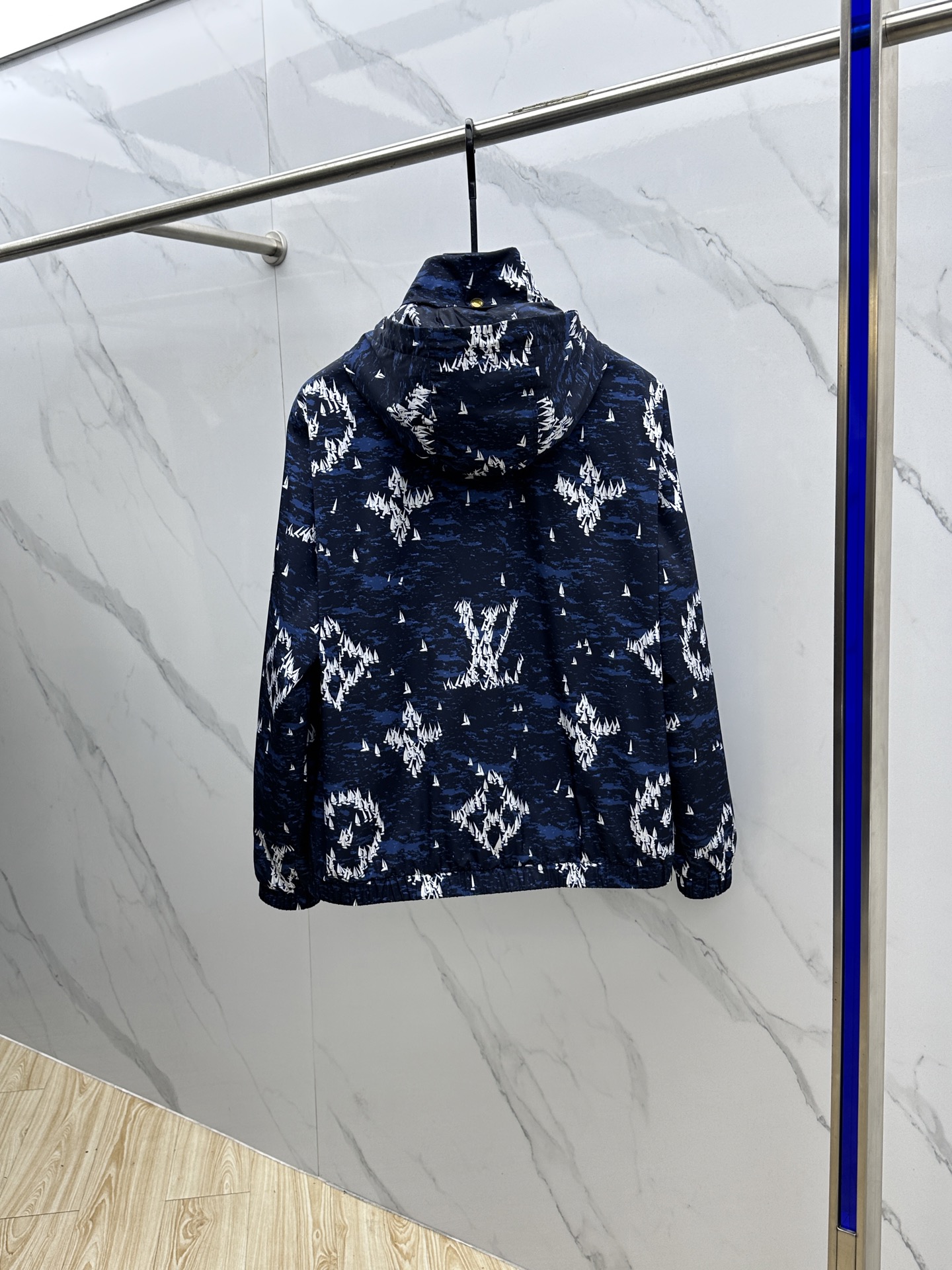 。🆕LOUIS VUITTON路易威登 深蓝色帆船印花尼龙连帽以深蓝色为底色，布满白色帆船印花图案，兼具