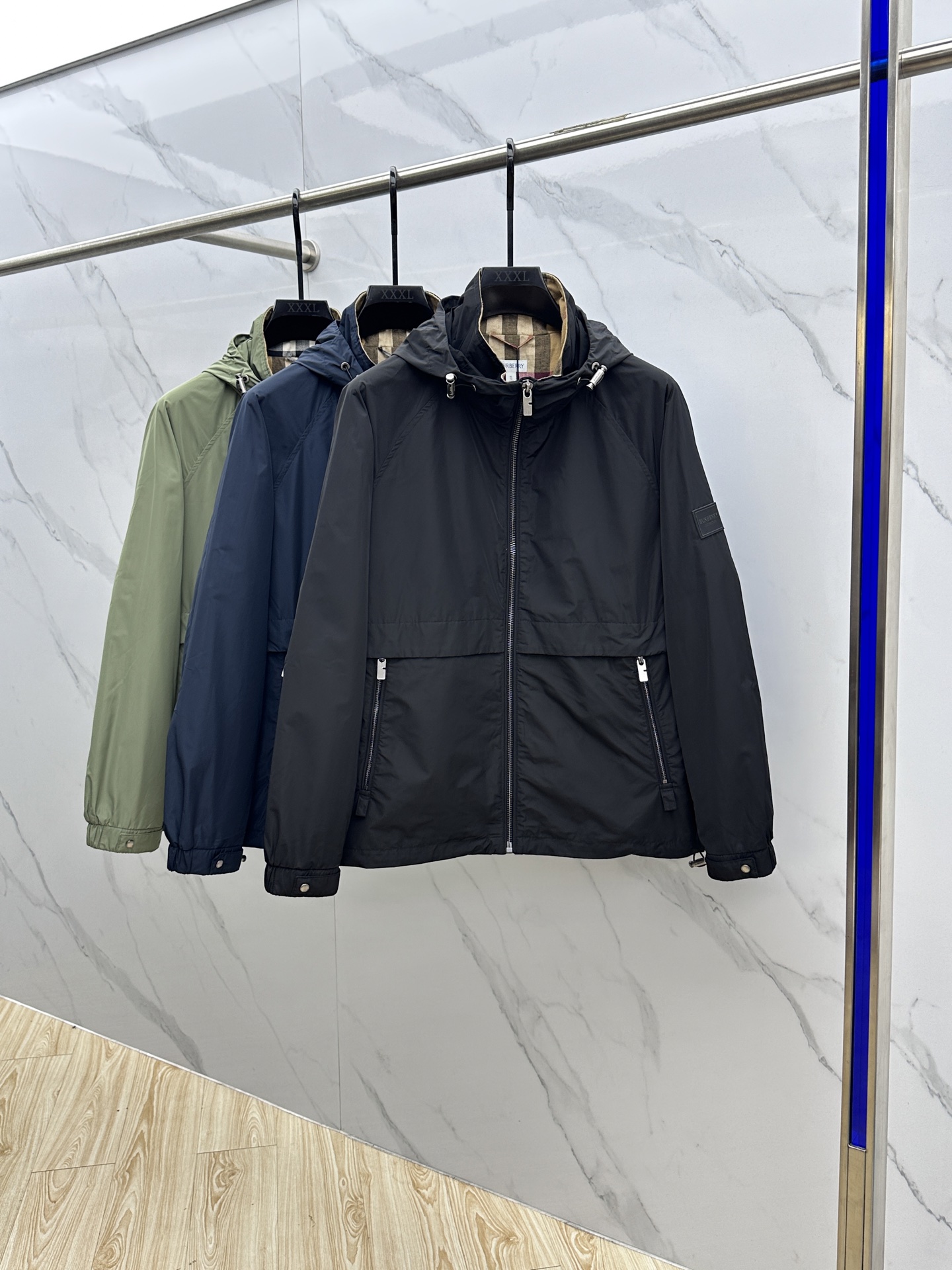 “Barboli’s Hat Jackets: Stylish Sports Items for Fall with Comfortable Design and Durable Materials”