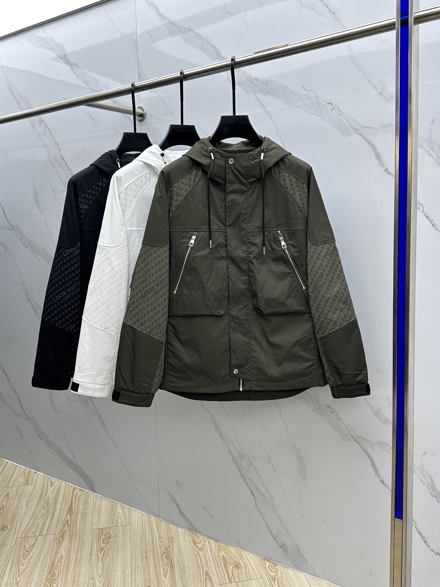 NO:563889,1V*Louis Vuitton 2025ss early autumn new model released Donkey brand hooded jacket, autumn hot-selling thin cotton jacket, jacquard splicing letter logo embroidered style is comfortable and slim when worn, lazy and casual, combined with clean and simple colors, it is particularly eye-catching and suitable for daily wear~ We are launching sports items decorated with vibrant prints!  hs size M-3XL,,louis vuitton,louis vuitton,jackets & coats,jackets & coats,hats,alexander wang198609091V*路易威登 2025ss早秋新款发布 驴牌连帽夹克外套,秋季爆款夹薄棉夹克,提花拼接款字母logo刺绣款穿上就是舒适自在又显瘦的存在,慵懒而随性,结合干净简单的色系就特别耐看,适合日常穿着~倾情推出缀饰活力印花的运动单品！hs 尺码M-3XL,,louis vuitton,louis vuitton,jackets & coats,jackets & coats,hats,alexander wang,Men's clothing