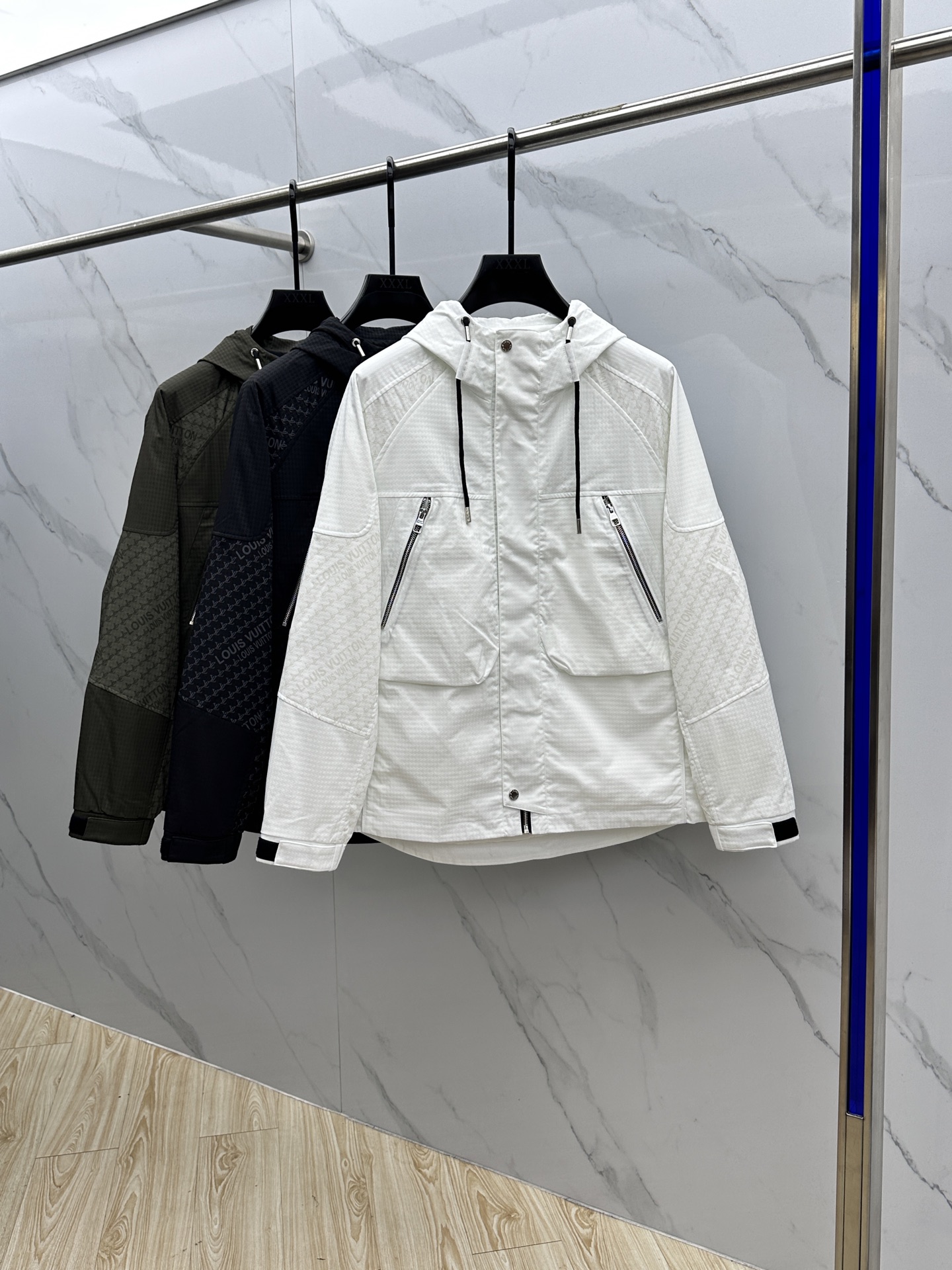 NO:520450,1V* Louis Vuitton 2025ss early autumn new style is released. Donkey brand hooded jacket jacket, autumn hot-sized thin cotton jacket, jacquard spliced ​​letter logo embroidery style, comfortable and slim, lazy and casual, combined with clean and simple colors, it is particularly pleasing to look at, suitable for daily wear~ I love to launch sports items embroidered with vitality prints!  hs size M-3XL, louis vuitton,louis vuitton,jackets & coats,jackets & coats,hats,alexander wang198609091V*路易威登 2025ss早秋新款发布 驴牌连帽夹克外套,秋季爆款夹薄棉夹克,提花拼接款字母logo刺绣款穿上就是舒适自在又显瘦的存在,慵懒而随性,结合干净简单的色系就特别耐看,适合日常穿着~倾情推出缀饰活力印花的运动单品！hs 尺码M-3XL,,louis vuitton,louis vuitton,jackets & coats,jackets & coats,hats,alexander wang,Men's clothing