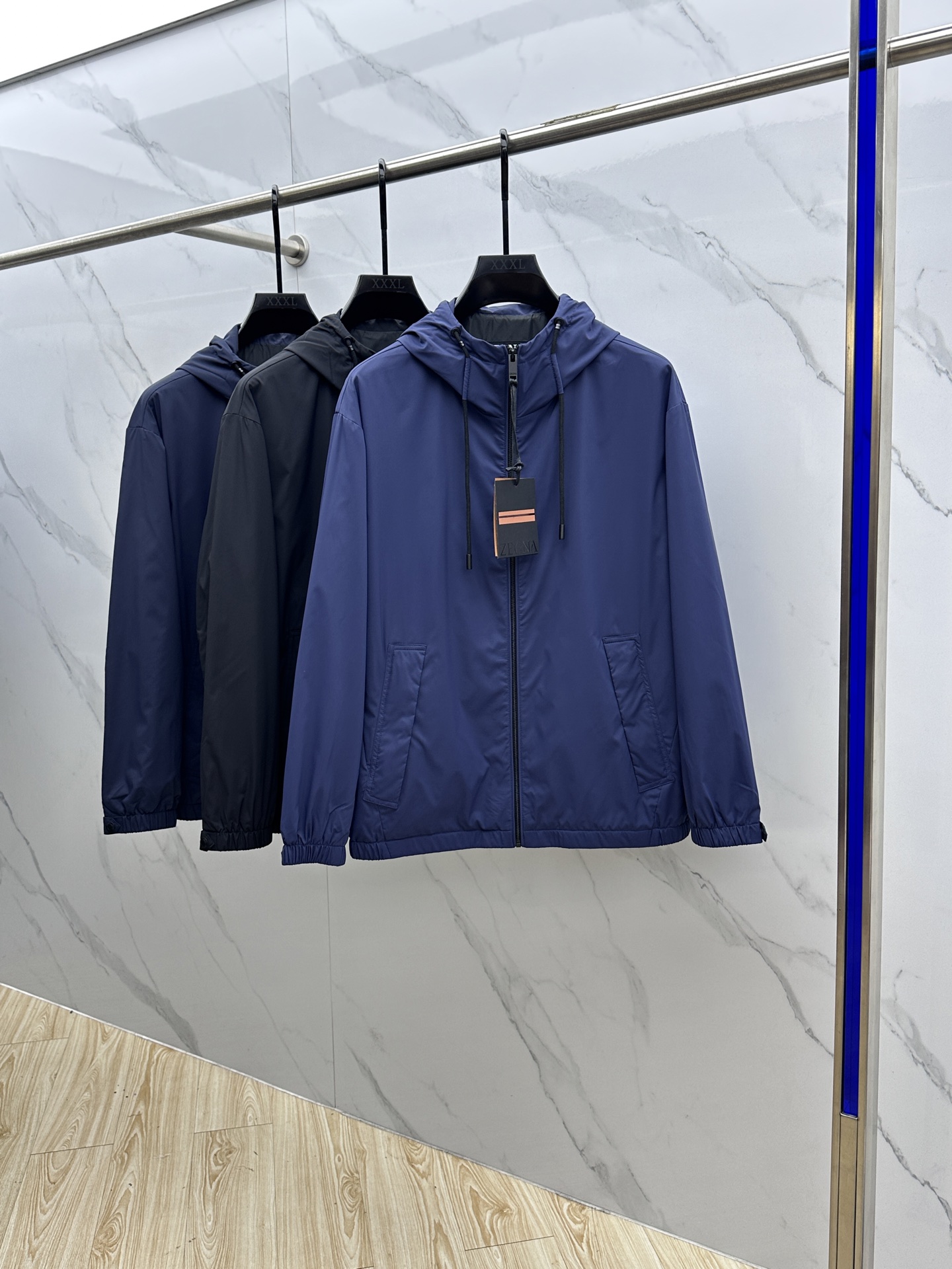 NO:520456,Zegna*Jenia 2025ss Early Autumn New Style Released Zegna Hooded Jacket, a popular autumn thin cotton jacket, it is comfortable and comfortable to wear, lazy and casual, combined with clean and simple colors, it is particularly pleasing to look at, suitable for daily wear~ I love to launch sports items embellished with vitality prints!  hs size M-3XL, zegna, jackets & coats,hats,alexander wang19860909Zegna*杰尼亚 2025ss早秋新款发布 杰尼亚连帽外套,秋季爆款夹薄棉外套,穿上就是舒适自在又显瘦的存在,慵懒而随性,结合干净简单的色系就特别耐看,适合日常穿着~倾情推出缀饰活力印花的运动单品！hs 尺码M-3XL,,zegna,jackets & coats,hats,alexander wang,Men's clothing