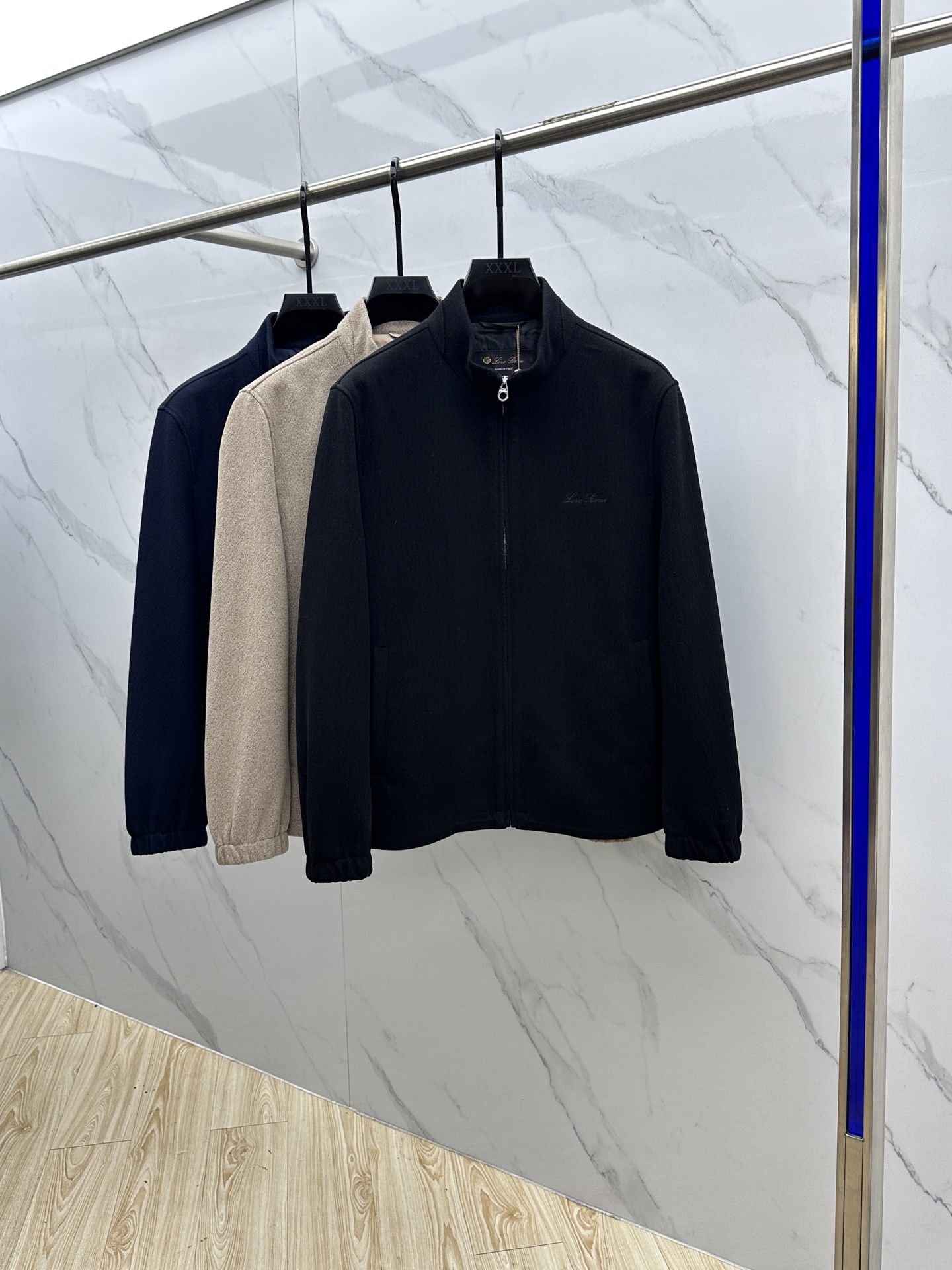 NO:516859,L P ss latest autumn and winter LP stand-up collar casual jacket high-end quality, wool nylon jacket jacket, letter logo embroidery, and the fabric hardware are all customized, breathable and comfortable to fit into a fabric. The logo adopts the current popular embroidery design, the upper body is handsome and stylish, without any restraint, and the upper body is super comfortable!  The whole piece is super cool and upscale!  The upper body is not thick, showing the fashionable and personalized atmosphere!  hs code count: M-XXXL, loro piana, jackets & coats, jackets & coats, alexander wang19860909L P ss秋冬最新款 LP立领休闲外套 高端品质、羊毛尼夹克外套夹克,字母logo刺绣,版型面料五金都是定制,透气舒适合成面料,Logo采用时下流行刺绣设计,上身帅气有型,一点不拘束、上身超级舒适！整件超级酷炫上档次！上身不厚重,尽显时尚个性气息！hs 码数:M-XXXL,,loro piana,jackets & coats,jackets & coats,alexander wang,Men's clothing