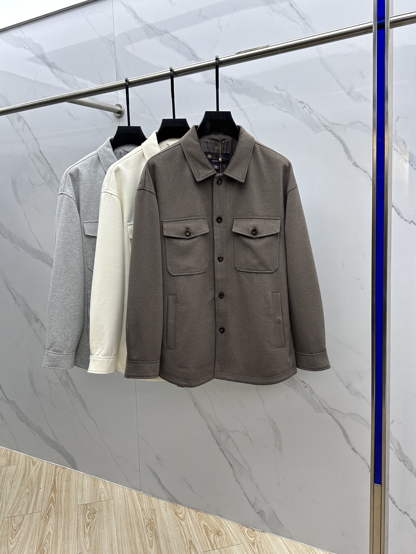 NO:516861,The new LP autumn and winter business casual wool lapel jacket for men, the fabric and accessories are all supplied by customers, made of fixed weaving and dyeing. The touch is extremely soft and delicate, the details are exquisite and exquisite, and the auxiliary materials are all supplied by customers. The placket zipper shape is also a classic inheritance. The flip pocket is engraved with exquisite brand letters, and the geometric aesthetic hunting multi-pocket design is designed. The fine workmanship is everywhere showing the master-level craftsmanship. The lining is made of quilting, and the edges and threads are neat and perfect. The unique limited main mark mark shows the craftsmanship everywhere!  The cutting technology is excellent, conforms to the rigorous ergonomic design, the upper body is capable and stylish, the classic lapel design, the style is both solemn and harmonious, and it is extremely practical. It is the first choice for urban elite men. It can be perfectly controlled in business commuting, official law, and leisure trendy occasions, both elegance and demeanor!  hs size 48-56, loro piana,jackets & coats,jackets & coats,alexander wang19860909LP秋冬新款男士商务休闲毛呢翻领夹克外套,面料与辅料皆为客供,定织定染而成,触感极为柔软细腻,细节精湛考究,辅料皆为客供,门襟拉链造型亦属于经典传承,翻盖口袋上面镌刻有精美品牌字母,几何美学猎装多口袋设计,做工精细处处彰显大师级工艺,内衬运用绗缝工艺打造,包边及走线工整完美,独特的限定主标唛,处处皆彰显出匠心之作！裁剪技术精良,符合严谨的人体工程学设计,上身干练且型款十足,经典翻领设计,亦庄亦谐的风格,实穿性极强,都市精英男士首选,商务通勤、公务律政、出街休闲潮搭等场合皆可完美驾驭,优雅与风度兼备！hs 尺码 48-56,,loro piana,jackets & coats,jackets & coats,alexander wang,Men's clothing