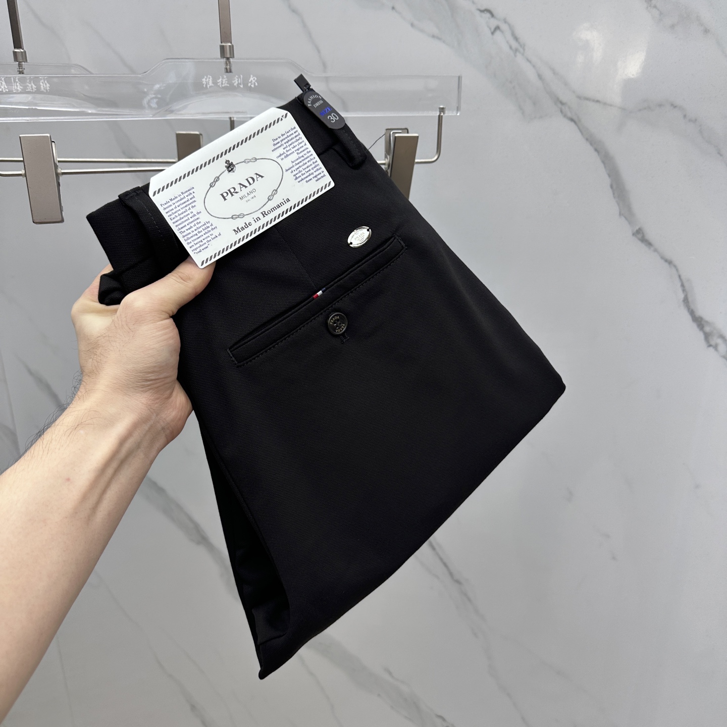 NO:520437,Prad*Prada 2025 early autumn new casual pants and trousers, released simultaneously on the official website, trouser body craft design, imported customer-supplied auxiliary materials, fabric customization, and OEM products are free of inspection!  Every detail is the ultimate, the original hardware accessories are trendy and stylish, and they are a must-have item for trendy people!  Original AX production!  Number of codes 29-40 has 35 no 37. 39, prada, prada, alexander wang19860909Prad*普拉达 2025早秋新品休闲裤西裤,官网同步发售,裤身工艺设计,进口客供辅料、面料定制,代工厂出品免检！每个细节做到极致,原版五金配件,潮范十足、上身有型帅气,潮人必备单品！ AX原单出品！ 码数29-40有35无37. 39,,prada,prada,alexander wang,Men's clothing