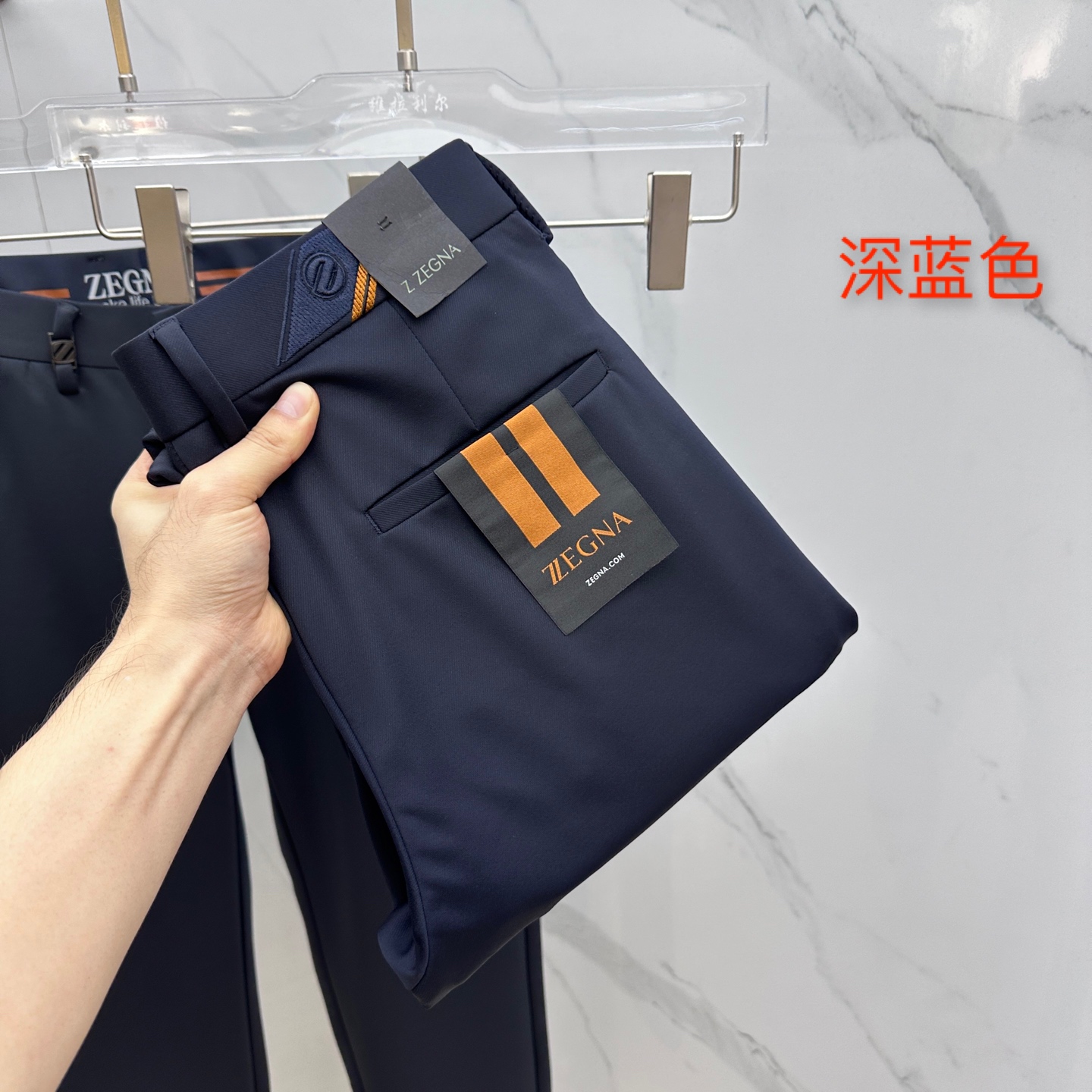 NO:520440,ZEGNA*Jenia 2025 early autumn new casual pants and trousers, released simultaneously on the official website, trouser body craft design, imported customer-supplied auxiliary materials, fabric customization, and OEM products are free of inspection!  Every detail is the ultimate, the original hardware accessories are trendy and stylish, and they are a must-have item for trendy people!  Original AX production!  Number of codes 29-40 has 35 no 37. 39, zegna,alexander wang19860909ZEGNA*杰尼亚 2025早秋新品休闲裤西裤,官网同步发售,裤身工艺设计,进口客供辅料、面料定制,代工厂出品免检！每个细节做到极致,原版五金配件,潮范十足、上身有型帅气,潮人必备单品！ AX原单出品！ 码数29-40有35无37. 39,,zegna,alexander wang,Men's clothing