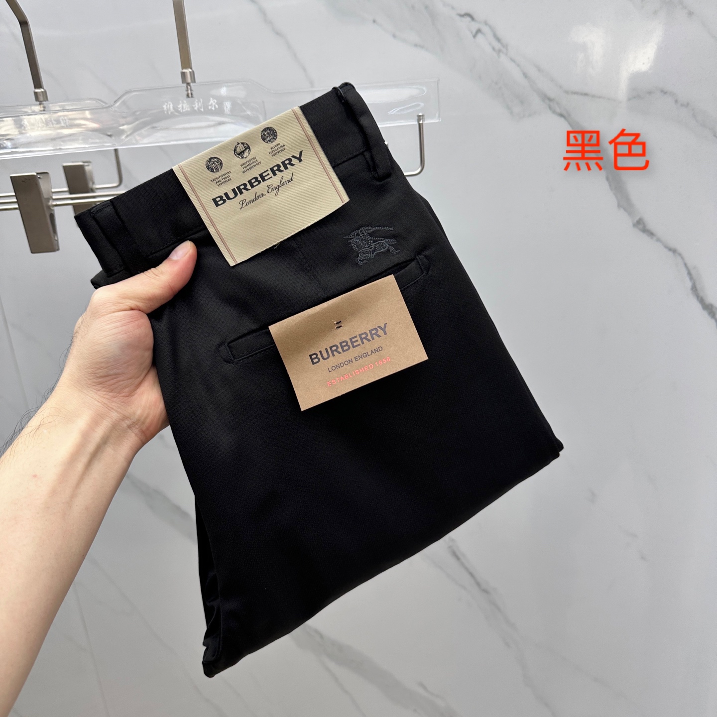 NO:520443,Burberry* Burberry 2025 early autumn new casual pants and trousers, released simultaneously on the official website, trouser body craft design, imported customer-supplied auxiliary materials, fabric customization, and OEM products are free of inspection!  Every detail is the ultimate, the original hardware accessories are trendy and stylish, and they are a must-have item for trendy people!  Original AX production!  Number of codes 29-40 has 35 no 37. 39, burberry, burberry, alexander wang19860909Burberry*巴宝莉 2025早秋新品休闲裤西裤,官网同步发售,裤身工艺设计,进口客供辅料、面料定制,代工厂出品免检！每个细节做到极致,原版五金配件,潮范十足、上身有型帅气,潮人必备单品！ AX原单出品！ 码数29-40有35无37. 39,,burberry,burberry,alexander wang,Men's clothing