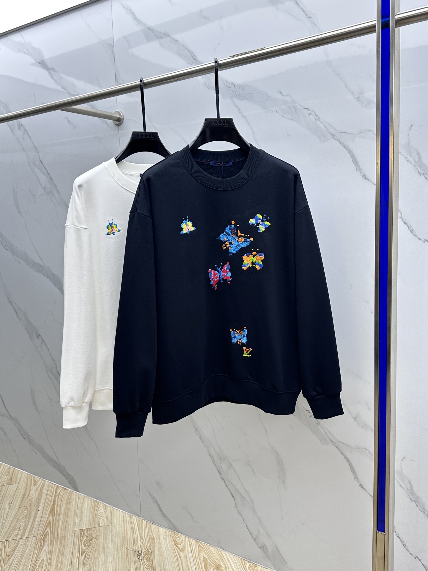 NO:520446,Louis Vuitton* Louis Vuitton Butterfly color-blocking embroidery The big logo is exquisitely upgraded, inspired by the retro 1980s Original fabric The official same style Round neck terry ring The same-cage dyed fabric is very comfortable to touch, 450g The latest counter in autumn and winter is fashionable and unique, super versatile and beautiful, the same style for men and women, must have people with three standards, complete hei size SMLXL,,louis vuitton,louis vuitton,alexander wang19860909Louis Vuitton*路易威登 蝴蝶拼色刺绣 大Logo标识精致升级,灵感源自八十年代复古 原版面料 官方同款 圆领毛圈 同缸染面料 手感非常舒服 克重450g 秋冬最新专柜同步时尚又个性 超级百搭好看的一款 男女同款 人手必备 三标齐全 hei 尺码SMLXL,,louis vuitton,louis vuitton,alexander wang,Men's clothing