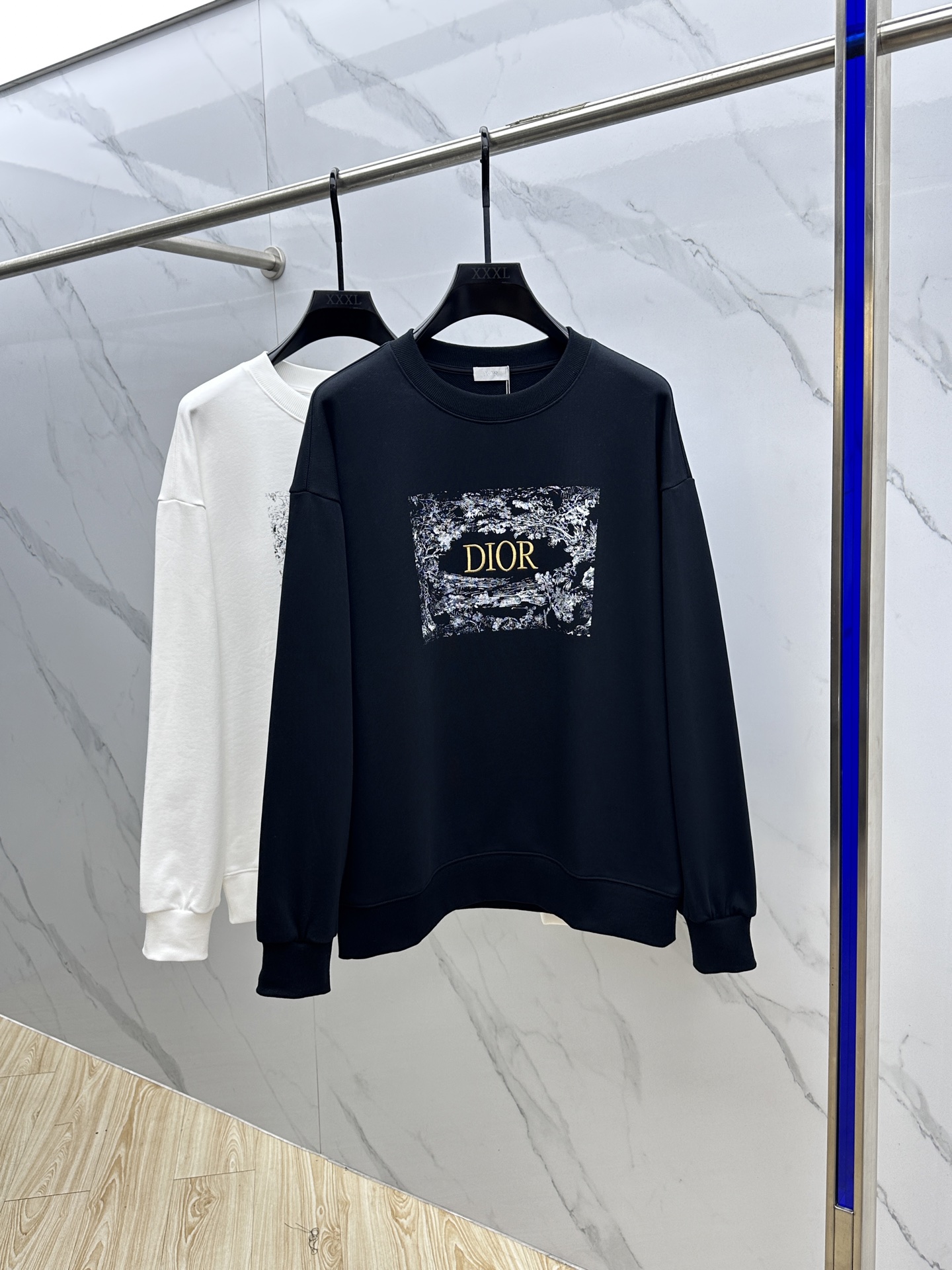 NO:520449,Dior Classic embroidered men's cotton long-sleeved round neck sweatshirt, this sweatshirt is carefully crafted from imported cotton terry cloth. It is soft and comfortable, and the chest is decorated with embroidered style. The regular version is paired with ribbed round neck, cuffs and bottom edges, and can be matched with a variety of casual items. Hei Size S-XL,,dior,dior,hoodie,sweatshirts,alexander wang19860909Dior*迪奥 经典刺绣男士纯棉长袖圆领卫衣,这款卫衣采用进口棉质毛圈布精心制作.柔软舒适,胸前饰以刺绣提升格调.常规版型,搭配罗纹圆领、袖口和底边,可与各式休闲单品搭配.hei 尺码S-XL,,dior,dior,hoodie,sweatshirts,alexander wang,Men's clothing