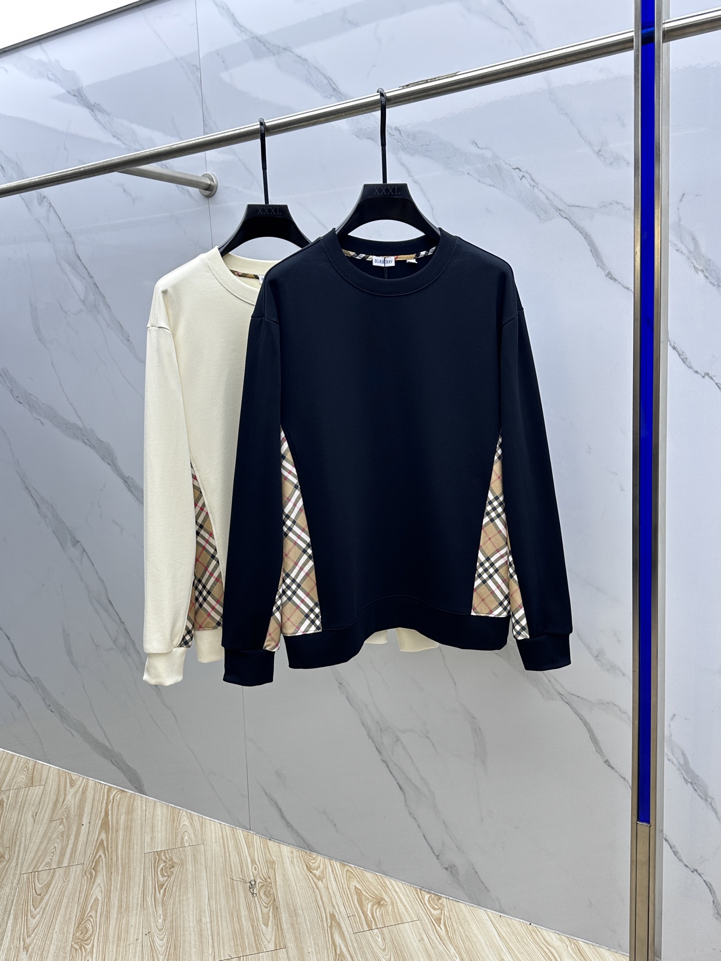 NO:520438,Burberry* Burberry Classic plaided pure cotton round neck sweatshirt, spliced ​​contrasting color design, unique high-end plaid, very brand recognition tone, using preferred double-strand cotton twill 450g pure cotton fabric, high-quality fabric is the basic condition for ensuring a hard style, regardless of attendance, daily life, leisure, home, sports, versatile eye-closing item.hei Size S-XL,,burberry,burberry,hoodie,sweatshirts,alexander wang19860909Burberry*巴宝莉 经典格纹拼接纯棉圆领卫衣,拼接撞色设计, 独有的高级格纹,极具品牌识别度的调性,采用优选双股棉纱斜纹450g纯棉面料,高克重面料是保证版型硬挺的基本条件,无论出勤,日常,休闲,居家,运动,百搭闭眼入单品.hei 尺码S-XL,,burberry,burberry,hoodie,sweatshirts,alexander wang,Men's clothing