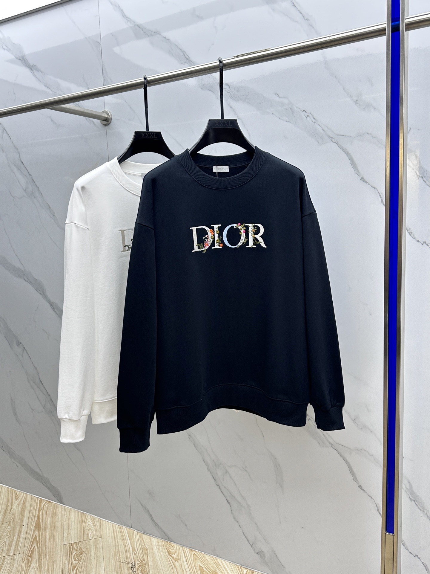 NO:519087,Dior*Dior 2025fw early autumn new floral embroidered short pullover sweatshirt, creating luxurious and painted logo elements, a must-have style for high-end temperament, a single item with a very tone and charm!  Custom fabrics are made of all cotton, skin-friendly and breathable. The chest is sophisticated and embroidered with floral patterns, which highlights the designer's charm and artistic sense of modern art. It is an extremely luxurious high-end item, the same style as men and women, hei size S-XL, dior, dior, hoodie, sweatshirts, alexander wang19860909Dior*迪奥 2025fw早秋新品花卉刺绣短套头卫衣,奢华程度满分的彩绘logo元素打造,高端气质型必入的极品款式,一款极具腔调感与魅力的单品！定制面料采用全棉质地,亲肤透气.胸前精工密针刺绣花卉图案,彰显出设计师对于现代艺术魅力与艺术感,属于极为奢华的高端单品,男女同款,hei 尺码S-XL,,dior,dior,hoodie,sweatshirts,alexander wang,Men's clothing