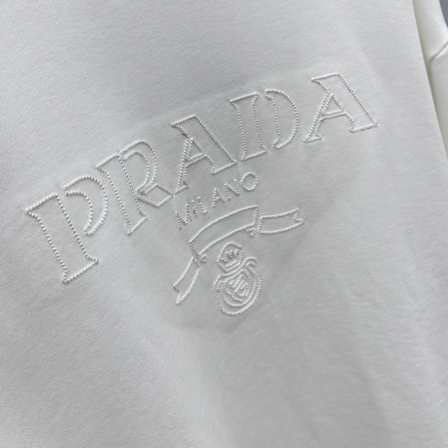 🆕Prada*普拉达 2025fw秋冬新品logo标识圆领卫衣，采用420g全棉双股大毛圈面料同缸定染。