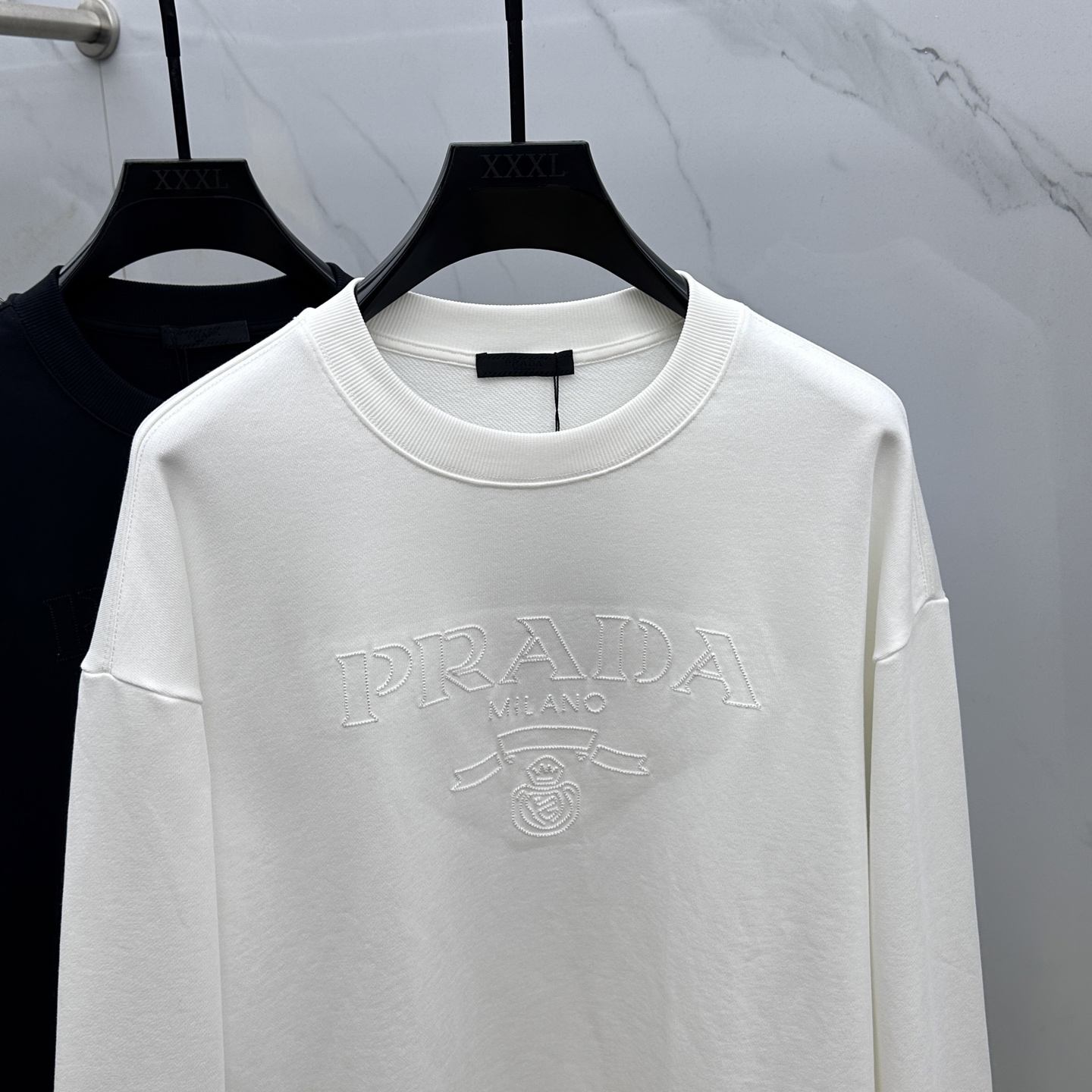 🆕Prada*普拉达 2025fw秋冬新品logo标识圆领卫衣，采用420g全棉双股大毛圈面料同缸定染。