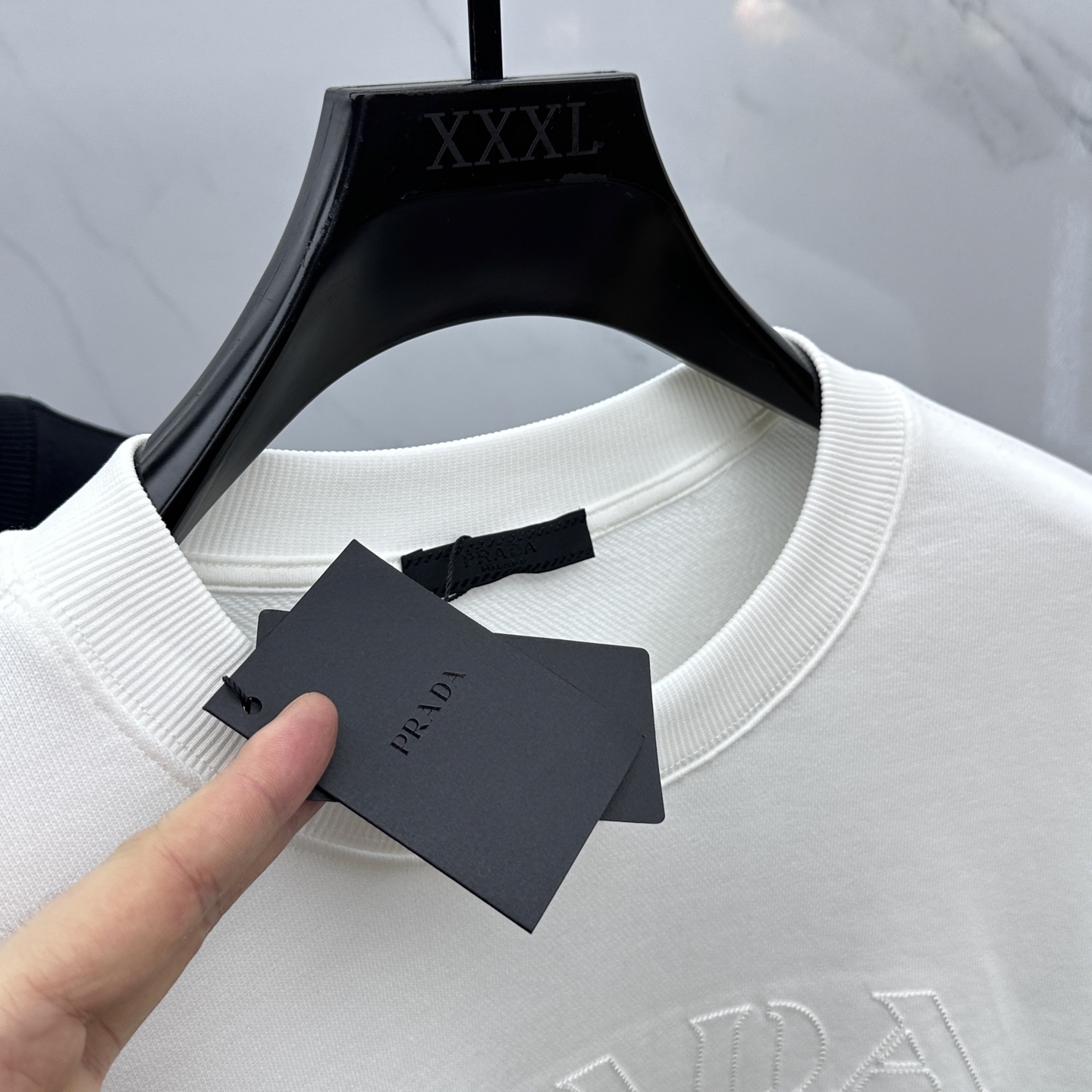 🆕Prada*普拉达 2025fw秋冬新品logo标识圆领卫衣，采用420g全棉双股大毛圈面料同缸定染。